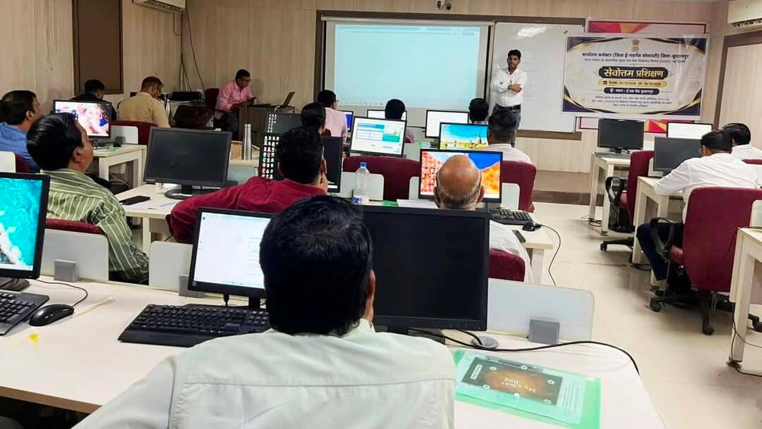 भारत सरकार के प्रशासनिक सुधार और लोक शिकायत विभाग, नई दिल्ली द्वारा प्रायोजित सेवोत्तम प्रकोष्ठ के अंतर्गत जिलों में सेवोत्तम म.प्र. लोक सेवा प्रदाय गारंटी अधिनियम एवं सी. एम. हेल्पलाइन तथा शिकायत निवारण हेतु सूचना प्रोद्योगिकी का प्रयोग पर आयोजित 2 दिवसीय प्रशिक्षण संपन्न हुआ। यह प्रशिक्षण संयुक्त जिला कार्यालय के ई-दक्ष केन्द्र में आयोजित किया गया। अधिकारियों और संबंधित शाखा के कर्मचारी को मध्यप्रदेश में सु-शासन, लोक सेवा गारंटी अधिनियम 2010, सी.एम हेल्पलाईन, सी.पी. ग्राम पोर्टल, एआई एवं साइबर सुरक्षा इत्यादि विषयों पर विस्तृत जानकारी दी गई।
उपरोक्त प्रशिक्षण में नगर निगम, वन विभाग, जल संसाधन, नगर परिषद शाहपुर, महिला एवं बाल विकास एवं अन्य विभागों द्वारा सहभागिता की गई। दो दिवसीय आयोजित इस प्रशिक्षण में करीबन 53 प्रशिक्षणार्थियों को प्रशिक्षित किया गया। यह प्रशिक्षण प्रबंधक लोक सेवा श्री मनोज शंखपाल, वरिष्ठ प्रशिक्षक श्री गुलाम गौस द्वारा दिया गया।
#JansamparkMP #GoodGovernance #eGovernance #बुरहानपुर #training