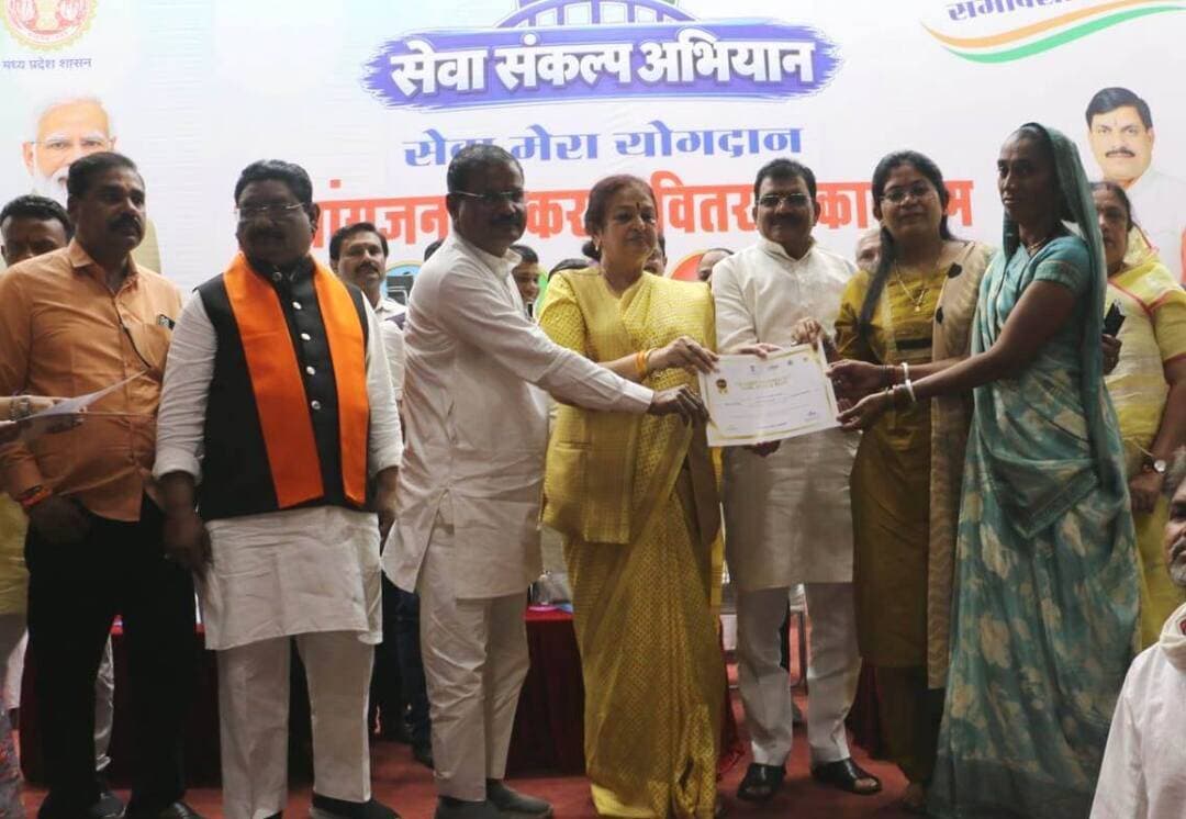 सेवा संकल्प अभियान अंतर्गत दिव्यांगजनों के सशक्तिकरण एवं उन्हें शासन की जनकल्याणकारी योजनाओं का लाभ दिलाने के उद्देश्य से परमानंदजी गोविंदजीवाला ऑडिटोरियम बुरहानपुर में दिव्यांगजन उपकरण वितरण कार्यक्रम का आयोजन गुरुवार को किया गया। कार्यक्रम में सांसद श्री ज्ञानेश्वर पाटील, बुरहानपुर विधायक श्रीमती अर्चना चिटनिस, नेपानगर विधायक सुश्री मंजू दादू, महापौर श्रीमती माधुरी पटेल, जिला अध्यक्ष श्री मनोज माने, अन्य जनप्रतिनिधिगण, प्रशासनिक अधिकारीगण, हितग्राही एवं नागरिकगण उपस्थित रहे।
कार्यक्रम में सांसद श्री ज्ञानेश्वर पाटील ने कहा कि शासन द्वारा दिव्यांगजनों को आत्मनिर्भर एवं सम्मानजनक जीवन प्रदान करने के लिए निरंतर प्रयास किए जा रहे हैं। विभिन्न योजनाओं के माध्यम से पात्र दिव्यांग हितग्राहियों को आवश्यक सहायता एवं सहायक उपकरण उपलब्ध कराए जा रहे हैं। यह उपकरण दैनिक जीवन को सुगम बनाने के साथ कार्यक्षमता बढ़ाने और आत्मनिर्भर बनने में महत्वपूर्ण भूमिका निभाएंगे।
इसी कड़ी में विधायक श्रीमती अर्चना चिटनिस ने कहा कि केंद्र एवं प्रदेश सरकार द्वारा दिव्यांगजनों के कल्याण और आत्मनिर्भर बनाने के लिए अनेकों योजनाएं संचालित की जा रही हैं। इन योजनाओं का लाभ प्रत्येक पात्र हितग्राही तक पहुंचे यह हमारी सामूहिक जिम्मेदारी है। इसी श्रृंखला में नेपानगर विधायक सुश्री मंजू दादू ने दिव्यांगजनों का उत्साहवर्धन किया एवं कहा कि समाज के प्रत्येक वर्ग को साथ लेकर आगे बढ़ना ही समावेशी विकास की पहचान है। सरकार योजनाओं के माध्यम से दिव्यांगजनों को लाभान्वित करने के लिये निरंतर प्रयासरत् है।
इस अवसर पर महापौर श्रीमती माधुरी पटेल ने कहा कि दिव्यांगजनों को सहायक उपकरण प्रदान करने के लिए आयोजित यह कार्यक्रम सेवा भावना, संवेदनशीलता और सामाजिक जिम्मेदारी का उदाहरण है। कार्यक्रम में अन्य जनप्रतिनिधियों ने भी अपने संबोधन से उपस्थितजनों को लाभान्वित किया।
कार्यक्रम में विभिन्न विभागों द्वारा योजनाओं की प्रदर्शनी लगायी गयी। सामाजिक न्याय एवं दिव्यांगजन सशक्तिकरण विभाग द्वारा जानकारी देते हुए बताया गया कि एलिम्को इकाई उज्जैन के माध्यम से जिले में चिन्हांकित करीबन 49 दिव्यांगजनों को राशि लगभग 7 लाख रुपये मूल्य के 71 सहायक उपकरण वितरित किए गए। साथ ही समाज में विशिष्ट योग्यता रखने वाले करीबन 18 दिव्यांगजनों को सम्मानित भी किया गया। वितरित किये गये उपकरणों में मोट्रेट ट्रायसिकल, सीपी व्हीलचेयर, व्हीलचेयर, ट्रायसिकल, श्रवण यंत्र, वाकर, बैसाखी, वांकिंग स्टीक, ब्रैल किट, दृष्टिबाधित किट, रोलेटर इत्यादि उपकरण वितरित किये गये।
CM Madhya Pradesh
Social Justice and Disabled Welfare Department ,Madhya Pradesh Jansampark Madhya Pradesh #बुरहानपुर #सेवा_संकल्प_अभियान #SevaSankalpAbhiyan #burhanpur