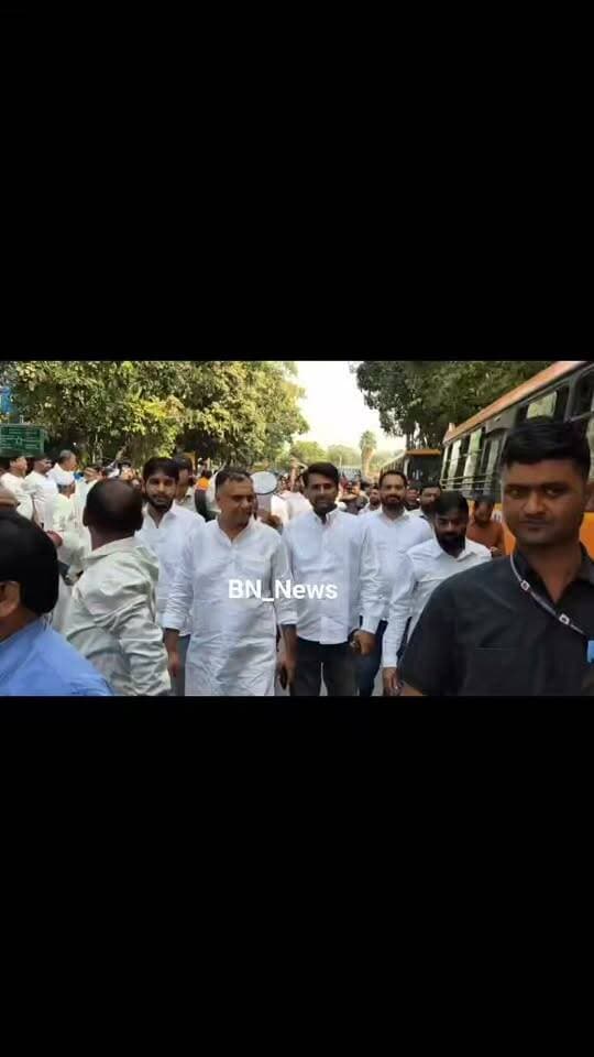 दिल्ली में विपक्ष के सुप्रीम कोर्ट पैदल मार्च में शामिल होने पहुँचे बहरोड़,नीमराना व मुंडावर से कांग्रेस नेता व कार्यकर्ता
इस दौरान मुंडावर विधायक ललित यादव,बहरोड़ कांग्रेस नेता संजय यादव सहित बड़ी संख्या में नेता रहे मौजूद