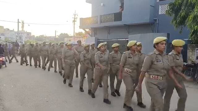 महिला मिशन शक्ति के अंतर्गत खिरनी बाग से पुलिस लाइन तक निकली नारी सुरक्षा,नारी सम्मान और नारी स्वावलंबन जागरूकता रैली
शाहजहांपुर।महिलाओं की सुरक्षा, सम्मान और स्वावलंबन को लेकर जन-जागरूकता बढ़ाने के उद्देश्य से शाहजहांपुर में मिशन के तहत जागरूकता रैली निकाली गई।रैली का शुभारंभ खिरनी बाग से हुआ, जो पैदल मार्च करते हुए रिजर्व पुलिस लाइन पहुंचकर संपन्न हुई।
रैली के माध्यम से नारी सुरक्षा, नारी सम्मान और नारी स्वावलंबन का संदेश जन-जन तक पहुंचाने का प्रयास किया गया। इस दौरान महिलाओं एवं बालिकाओं की सुरक्षा, उनके अधिकारों के प्रति जागरूकता और उन्हें आत्मनिर्भर बनाने की आवश्यकता पर जोर दिया गया।