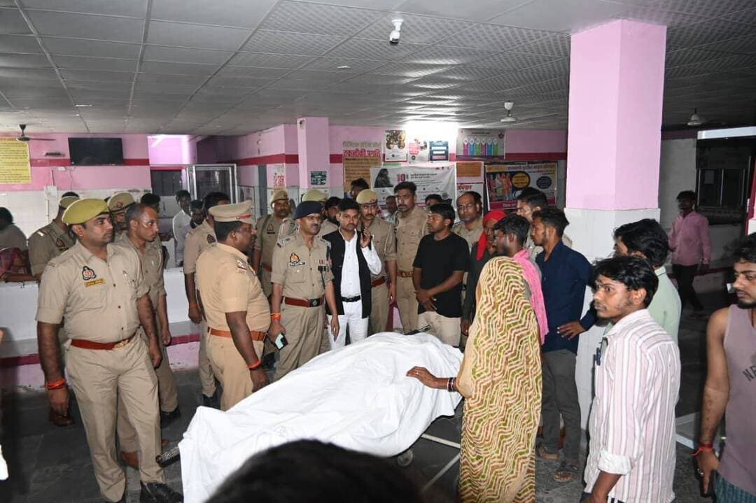 #चित्रकूट
पुलिस अधीक्षक अरुण कुमार सिंह ने कहा, "ये घटना इस तरह की है कि जोरवारा गांव में एक नौजवान श्यामधर ने अपने ही गांव के श्यामलाल और उनकी पत्नी को गोली मारी। इस सूचना पर पुलिस पहुंची, तत्काल दोनों घायलों को रामनगर सीएचसी लाया गया, जहां श्यामलाल की पत्नी को डॉक्टरों ने मृत घोषित कर दिया और श्यामलाल को हायर सेंटर रेफर कर दिया... इसी बीच परिजनों ने पूछताछ में बताया कि आरोपी इधर खेतों की तरफ भागा है, पुलिस की टीम उसकी गिरफ्तारी के लिए खेतों की ओर सर्च करने लगी, तो लगभग सौ मीटर आगे खेतों में ये आरोपी श्यामधर भी लहूलुहान पड़ा था। बगल में तमंचा भी पड़ा हुआ था, तत्काल जीवन रक्षा के लिए इसे भी पुलिस द्वारा उठा करके सीएचसी मऊ में भर्ती कराया गया, जहां से डॉक्टरों ने हायर सेंटर रेफर कर दिया। पुलिस टीम इसे लेकर के एंबुलेंस के माध्यम से प्रयागराज पहुंची और स्वरूप रानी पहुंचने पर डॉक्टरों ने इसे मृत घोषित कर दिया..."