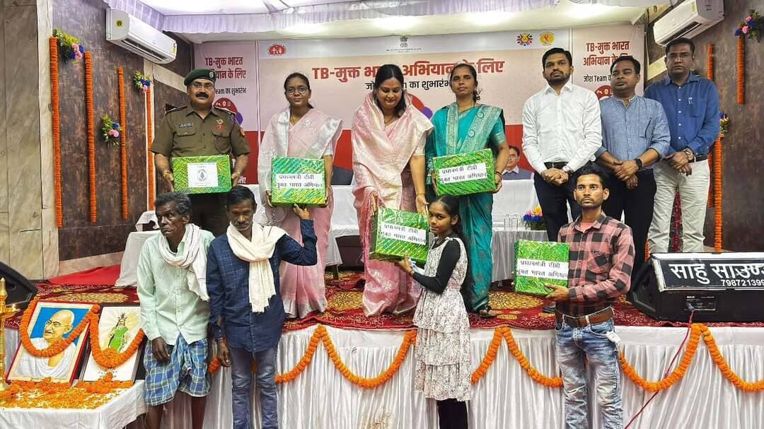 टीबी मुक्त भारत अभियान के तहत 118 ग्राम पंचायतें सम्मानित।
टीबी मुक्त भारत अभियान के अंतर्गत जिला पंचायत ऑडिटोरियम, बैकुंठपुर में टीबी मुक्त ग्राम पंचायतों, सरपंचों, निक्षय मित्रों तथा टीबी उन्मूलन अभियान में उत्कृष्ट कार्य करने वाले अधिकारी-कर्मचारियों का सम्मान समारोह आयोजित किया गया। इस अवसर पर युवा जोश टीम का उन्मुखीकरण भी किया गया।
#CmoChhattisharh #Chhattishgarh #KoreaDistrict