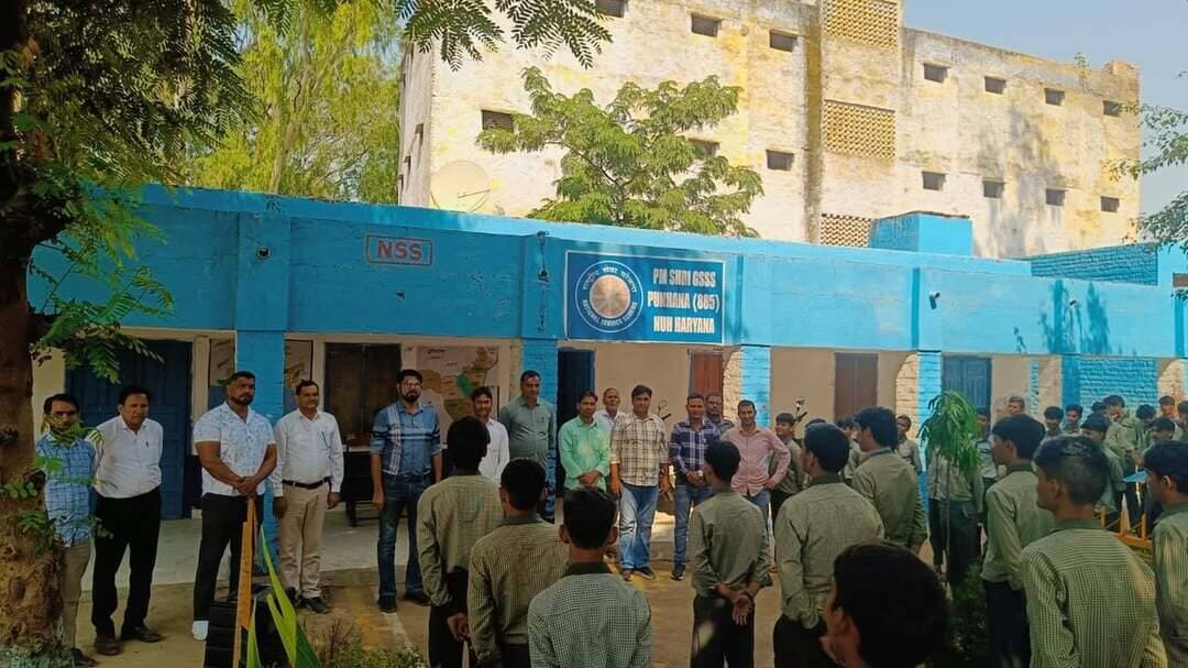 🚨 युवाओं ने भरी हुंकार, नशे के खिलाफ लिया संकल्प! ✊
📍 पुनहाना नूंह-मेवात से उठा नशा मुक्ति का संदेश, विद्यार्थियों ने कहा—नशे से दूर रहेंगे, समाज को जागरूक करेंगे!
प्रधानमंत्री श्री नरेंद्र मोदी जी के जन्मदिन के उपलक्ष्य में चलाए जा रहे ‘सेवा संकल्प अभियान’ के तहत राजकीय वरिष्ठ माध्यमिक विद्यालय, पुनहाना (885) में नशा मुक्ति शपथ समारोह आयोजित किया गया।
📰 द् वॉइस ऑफ मेवात | पुनहाना, 12 अक्टूबर 2026
नशा मुक्त समाज के निर्माण और युवा पीढ़ी को नशे जैसी गंभीर सामाजिक बुराई से बचाने के उद्देश्य से राजकीय वरिष्ठ माध्यमिक विद्यालय, पुनहाना में एक विशेष जागरूकता कार्यक्रम आयोजित किया गया। कार्यक्रम में कक्षा 9वीं से 12वीं तक के सभी विद्यार्थियों ने नशे के खिलाफ शपथ लेकर स्वस्थ, सुरक्षित और उज्ज्वल भविष्य के निर्माण का संकल्प लिया।
विद्यार्थियों ने शपथ ली कि वे स्वयं नशे से दूर रहेंगे और अपने परिवार, मित्रों तथा समाज के लोगों को भी नशे के दुष्प्रभावों के प्रति जागरूक करेंगे। इस दौरान नशा मुक्त समाज के निर्माण में युवाओं की भूमिका और सामूहिक प्रयासों के महत्व का संदेश दिया गया।
🎙️ प्राचार्य अब्दुल नफे जी ने विद्यार्थियों को किया जागरूक
विद्यालय के प्राचार्य श्री अब्दुल नफे जी ने विद्यार्थियों को संबोधित करते हुए नशे के दुष्प्रभावों के बारे में विस्तार से जानकारी दी। उन्होंने कहा कि नशा व्यक्ति के स्वास्थ्य, शिक्षा, पारिवारिक जीवन और भविष्य को बुरी तरह प्रभावित कर सकता है। विशेष रूप से युवाओं को इससे दूर रहकर अपनी ऊर्जा, प्रतिभा और समय का उपयोग शिक्षा एवं जीवन में सफलता प्राप्त करने के लिए करना चाहिए।
उन्होंने विद्यार्थियों को प्रेरित करते हुए कहा कि जीवन में आगे बढ़ने के लिए मेहनत, अनुशासन, अच्छी संगति और सकारात्मक सोच बेहद जरूरी हैं। विद्यार्थियों को अपने लक्ष्य पर ध्यान केंद्रित करते हुए ऐसी सभी बुराइयों से दूर रहना चाहिए, जो उनके भविष्य की राह में बाधा बन सकती हैं।
प्राचार्य जी ने इस बात पर भी जोर दिया कि नशा मुक्ति केवल एक व्यक्ति का संकल्प नहीं, बल्कि पूरे समाज की जिम्मेदारी है। जब विद्यार्थी स्वयं जागरूक बनेंगे और दूसरों को भी जागरूक करेंगे, तभी समाज में सकारात्मक बदलाव लाया जा सकता है।
🇮🇳 युवा जागरूक होंगे, तभी बनेगा नशा मुक्त भारत
विद्यालय में आयोजित इस कार्यक्रम ने विद्यार्थियों को सामाजिक जिम्मेदारी निभाने और नशा मुक्ति का संदेश जन-जन तक पहुँचाने के लिए प्रेरित किया। कार्यक्रम में विद्यालय का समस्त स्टाफ एवं विद्यार्थी उपस्थित रहे।
संदेश साफ है—नशे से दूरी, जीवन से दोस्ती!
आइए, हम सब मिलकर नशे के खिलाफ जागरूकता फैलाएँ, युवाओं के सपनों को सुरक्षित रखें और एक स्वस्थ, शिक्षित एवं नशा मुक्त समाज के निर्माण में अपना योगदान दें।
📢 नशे को कहें ‘ना’, उज्ज्वल भविष्य को कहें ‘हाँ’!
✍️ द् वॉयस ऑफ मेवात
#पुन्हाना #द्वॉयसऑफमेवात #सेवासंकल्पअभियान #नशामुक्तभारत #नशामुक्तियुवा #नशामुक्तिसंकल्प #राजकीयवरिष्ठमाध्यमिकविद्यालयपुन्हाना #अब्दुलनाफे #युवाशक्तिराष्ट्रशक्ति #स्वस्थसमाजसशक्तभारत
