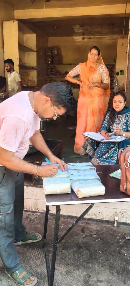 खादृय सुरक्षा विभाग की कार्यवाई, जांच हेतु बर्फी, सेव, सोयाबीन तेल तथा अन्य खाद्य पदार्थों के नमूने लिए गए
खाद्य सुरक्षा अधिकारी प्रीति मंडोरिया एवं खाद्य औषधि प्रशासन रतलाम द्वारा सैलाना स्थित बसंत रेस्टोरेंट का निरीक्षण कर मावा बर्फी का नमूना लिया गया तथा साफ-सफाई रखने के निर्देश दिए गए।
टाटधारी नमकीन विशाल कसेरा से सेव एवं सोयाबीन तेल का नमूना जांच हेतु लिया गया तथा सुधार नोटिस जारी किया गया। श्री राम किराना दिलीप मार्ग सैलाना का निरीक्षण कर साबूदाना मूंगफली एवं दाल के नमूने लिए गए। गुरुकृपा डेयरी से दूध तथा वीरेंद्र ट्रेडर्स से मैगी नूडल्स का नमूना जांच हेतु लिया गया।
#jansampark #ratlam
#MadhyaPradesh