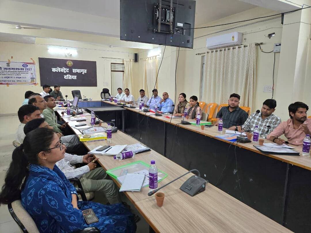 जनगणना 2027 के द्वितीय चरण के लिए दो दिवसीय प्रशिक्षण आयोजित
जनगणना 2027 के द्वितीय चरण में जनसंख्या गणना कार्य के सुव्यवस्थित, सुचारू एवं समयबद्ध क्रियान्वयन के लिए कलेक्ट्रेट सभागार दतिया में जिला एवं चार्ज स्तर के अधिकारियों का दो दिवसीय प्रशिक्षण आयोजित किया गया।
प्रशिक्षण में मास्टर ट्रेनरों द्वारा जनगणना की कार्यप्रणाली, अधिकारियों के दायित्वों, मोबाइल एप्लीकेशन, डेटा की गुणवत्ता, कार्य की प्रगति की निगरानी एवं रिपोर्टिंग प्रक्रिया के संबंध में विस्तृत जानकारी दी गई।
#दतिया #datia #JansamparkMP #MadhyaPradesh