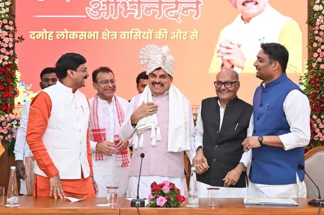 दमोह सहित सभी जिलों को मिल रही सड़कों की सौगात : मुख्यमंत्री डॉ. यादव
==
रानी दमयंती पुरातत्व संग्रहालय को मिलेगा नया स्वरूप, श्री जागेश्वर नाथ लोक का भी होगा विकास
==
नागरिकों और जनप्रतिनिधियों ने विकास योजनाओं के लिए माना आभार
==
मुख्यमंत्री डॉ. मोहन यादव ने कहा है कि दमोह जिले को अनेक नई सड़कों की सौगत मिल रही है। इनमें दमोह-कटनी और दमोह-सागर फोर लेन रोड शामिल हैं। इनकी संयुक्त लागत साढ़े छह हजार करोड़ से अधिक है। इसके अलावा बांदकपुर में देव श्री जागेश्वर नाथ लोक के प्रथम चरण में 10 करोड़ रुपए की लागत से निर्माण कार्य हो रहे हैं। रानी दमयंती पुरातत्व संग्रहालय को नया स्वरूप प्रदान करने के लिए 20 करोड़ रुपए की राशि खर्च की जाएगी। मुख्यमंत्री डॉ. यादव सोमवार को मुख्यमंत्री निवास (संवाद भवन) में आयोजित कार्यक्रम को संबोधित कर रहे थे। इस अवसर पर मुख्यमंत्री डॉ. यादव का दमोह लोकसभा क्षेत्र के नागरिकों, विभिन्न संगठनों और जनप्रतिनिधियों ने विभिन्न विकास योजनाओं को लागू करने के लिए पुष्पहार, स्मृति चिन्ह और साफा बांधकर अभिनंदन किया।
मुख्यमंत्री डॉ. यादव ने कहा कि बुंदेलखंड की धरती पर वीरों के शौर्य और आल्हा-ऊदल के किस्से आज भी गली-गली में गूंजते हैं। सागर और दमोह केवल दो जुड़वा जिला मुख्यालय नहीं हैं, बल्कि ये बुंदेलखंड की आर्थिक, सामाजिक और सांस्कृतिक गतिविधियों के प्रमुख केंद्र बनकर उभरे हैं। बुंदेलखंड में पर्यटन, कृषि, व्यापार और उद्योग विकास की अपार संभावनाएं विद्यमान हैं। यशस्वी प्रधानमंत्री श्री नरेन्द्र मोदी के विकसित भारत के संकल्प के अनुरूप समृद्ध मध्यप्रदेश बनाने के लिए राज्य सरकार प्रतिबद्ध है।
कनेक्टिविटी से विकास
मुख्यमंत्री डॉ. यादव ने कहा कि राज्य के प्रमुख नगरों और जिला मुख्यालयों तक बेहतर कनेक्टिविटी उपलब्ध करवाई जा रही है, क्योंकि अच्छी सड़कें विकास की संभावनाओं को साकार कर देती हैं। इसी उद्देश्य से दमोह-सागर, दमोह-कटनी मार्ग को फोरलेन करने के लिए मंजूरी दी गई। इससे दोनों जिला मुख्यालयों के बीच आवागमन की सुविधा बढ़ेगी और क्षेत्र के विकास को तीव्र गति मिलेगी। इसके साथ ही मड़ियादो- रजपुरा और मड़ियादो-बनार- किशनगढ़ मार्गों का निर्माण भी किया जाएगा। दमोह- बांदकपुर मार्ग सहित तीन आरओबी का कार्य भी शीघ्र पूरा हो रहा है। मुख्यमंत्री डॉ. यादव ने कहा कि हर क्षेत्र में बेहतर सड़क, अच्छी शिक्षा, उत्तम स्वास्थ्य सुविधाएं और रोजगार के अधिक से अधिक अवसर मिलें, यही हमारी सरकार का लक्ष्य है। राज्य सरकार, विकास के लिए केवल घोषणाएं ही नहीं करती, बल्कि उन्हें धरातल पर उतारने के लिए यह जनसेवा का संकल्प है। सागर और दमोह के बीच लगभग 2 हजार करोड़ की लागत से वर्तमान 76.83 किलोमीटर मार्ग को चार लेन किया जाएगा। इस परियोजना में 4 बायपास भी बनाए जाएंगे। अच्छी सड़कों से राज्य के किसानों को मंडी तक फसल ले जाने, विद्यार्थियों को स्कूल-कॉलेज जाने और मरीजों को समय पर अस्पताल पहुंचाने जैसे कार्यों में मदद मिलती है। मुख्यमंत्री डॉ. यादव ने कहा कि सड़कें केवल वाहनों के चलने का रास्ता नहीं होतीं, बल्कि रोजगार, निवेश, शिक्षा और समृद्धि का मार्ग भी खोलती हैं। हमारी सरकार एक ऐसे मध्यप्रदेश का निर्माण करना चाहती है, जहां विकास योजनाओं से अंतिम पंक्ति का व्यक्ति भी लाभान्वित हो। सच्चा वादा और पक्का काम हमारा मंत्र है।
दमोह में 337.30 करोड़ की लागत से मेडिकल कॉलेज
मुख्यमंत्री डॉ. यादव ने बताया कि दमोह जिले में सिंग्रामपुर में कैबिनेट बैठक भी की जा चुकी है। सड़क और ओवर ब्रिज निर्माण के साथ ही जिले में कई शहरी विकास योजनाओं को क्रियान्वित किया जा रहा है। दमोह के 6 विकास खंडों में सांदीपनि विद्यालयों का निर्माण कार्य तेजी से चल रहा है, जो पूर्ण होने के करीब है। दमोह में 337.30 करोड़ रुपए की लागत से मेडिकल कॉलेज की शुरुआत होने जा रही है। यही नहीं, कृषि क्षेत्र में समृद्धि के लिए दमोह को विभिन्न सिंचाई परियोजनाओं और जल जीवन मिशन से जोड़ने का क्रम जारी है। पर्यटन क्षेत्र को गति देने के लिए बांदकपुर में 10 करोड़ की लागत से देव श्री जोगेश्वर नाथ लोक के प्रथम चरण का निर्माण किया जा रहा है। नौरादेही स्थित वीरांगना अवंतीबाई लोधी नेशनल पार्क में चीतों का आवास होने से क्षेत्र के विकास को नई दिशा मिलेगी। यह प्रदेश में चीतों का तीसरा रहवास क्षेत्र है। तीन सिंचाई परियोजनाओं का क्रियान्वयन करीब 280 करोड़ की लागत से हो रहा है। यह परियोजनाएं शीघ्र पूरी हो रही हैं। दमोह को विकास की सौगातें मिलती रहेंगी।
उन्नत पशुओं की स्पर्धा
मुख्यमंत्री डॉ. यादव ने कहा कि राज्य सरकारने प्रदेश को दुग्ध उत्पादन के क्षेत्र में देश में प्रथम स्थान पर लाने के उद्देश्य से उन्नत मवेशी पलन को प्रोत्साहित किया है। जिलों में उन्नत पशुओं की स्पर्धा अयोजित कर पशुपालकों को पुरस्कृत करने की पहल की गई है।
सांसद श्री राहुल सिंह लोधी ने स्वागत भाषण दिया। कार्यक्रम में संस्कृति राज्य मंत्री श्री धर्मेंन्द्र सिंह लोधी, पूर्व मंत्री द्वय श्री जयंत मलैया, श्री रामकृष्ण कुसमरिया सहित दमोह क्षेत्र के जनप्रतिनिधि,नागरिक उपस्थित थे।