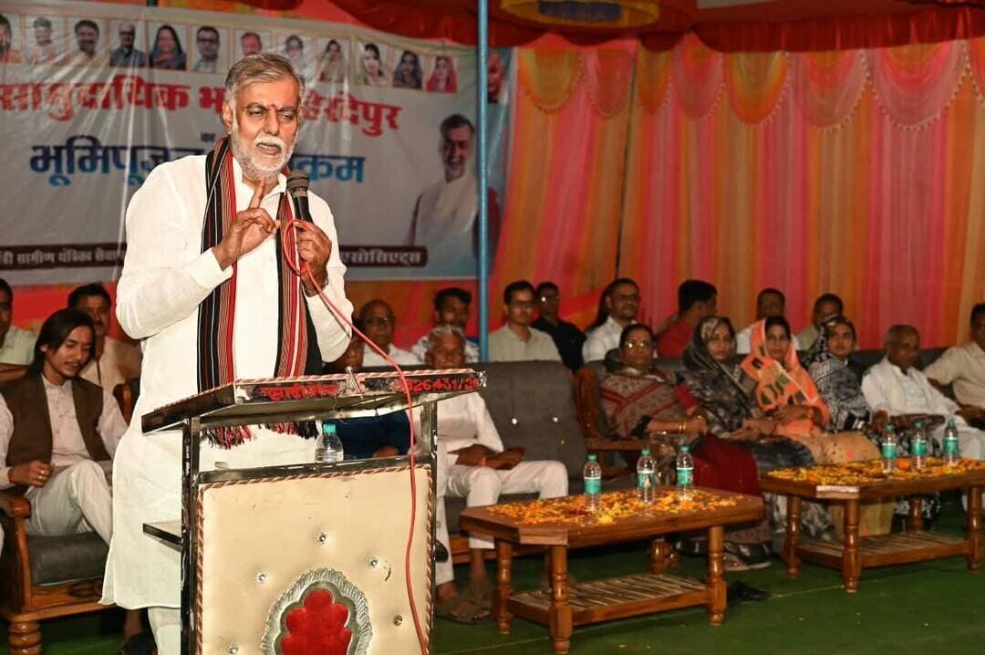 सामाजिक आयोजनों को प्रोत्साहन मिलने के साथ
ही सरदार पटेल के व्यक्तित्व एवं विचारों से जुड़ी गतिविधियों के आयोजन को भी नई सुविधा मिलेगी- मंत्री श्री पटेल
=
हृदयपुर में 48 लाख रुपये की लागत से बनेगा सामुदायिक भवन
=
सरदार वल्लभभाई पटेल पार्क में हुआ भूमिपूजन,
=
पूरे क्षेत्र को मिलेगा लाभ
==
जिले की पंचायत हृदयपुर में सरदार वल्लभभाई पटेल पार्क में 48 लाख रुपये की लागत से बनने वाले सामुदायिक भवन का आज भूमिपूजन किया गया। इस भवन का निर्माण सरदार वल्लभभाई पटेल की प्रतिमा स्थल पर सामाजिक एवं सार्वजनिक गतिविधियों को नियमित रूप से आयोजित करने के उद्देश्य से किया जा रहा है।
सरदार वल्लभभाई पटेल की प्रतिमा स्थापित होने से यह स्थान तीर्थस्थल जैसा स्वरूप प्राप्त कर चुका है। यहां प्रतिवर्ष गरिमापूर्ण ढंग से कार्यक्रम आयोजित किए जाते हैं। इन कार्यक्रमों को व्यवस्थित रूप से संपन्न कराने तथा वर्षभर नियमित गतिविधियां संचालित करने के लिए सामुदायिक भवन का निर्माण कराया जा रहा है, इस आशय के विचार प्रदेश के पंचायत एवं ग्रामीण विकास तथा श्रम मंत्री प्रहलाद सिंह पटेल ने सरदार वल्लभ भाई पटेल पार्क परिसर में 48 लाख रुपये की लागत से निर्मित होने वाले नवीन सामुदायिक भवन का विधिवत भूमि-पूजन एवं शिलान्यास के दौरान व्यक्त किए।
श्री पटेल ने कहा भवन बनने से भारत रत्न सरदार वल्लभभाई पटेल के प्रति आस्था रखने वाले सामाजिक संगठनों, राजनीतिक प्रतिनिधियों, युवाओं और किसानों सहित विभिन्न वर्गों के लोगों को कार्यक्रम आयोजित करने के लिए सुविधाजनक स्थान उपलब्ध होगा।
उन्होने कहा सामुदायिक भवन का निर्माण निर्धारित समय-सीमा में पूरा कराया जाएगा। यह भवन केवल हृदयपुर पंचायत तक सीमित न रहकर आसपास के पूरे क्षेत्र के लिए उपयोगी साबित होगा। इससे सामाजिक आयोजनों को प्रोत्साहन मिलने के साथ ही सरदार पटेल के व्यक्तित्व एवं विचारों से जुड़ी गतिविधियों के आयोजन को भी नई सुविधा मिलेगी।
मंत्री श्री पहले पटेल के होमगार्ड ग्राउंड पर स्थित हेलीपैड पर हेलीकॉप्टर से पहुंचने पर विधायक हटा उमा देवी खटीक सहित अन्य जनप्रतिनिधियों ने स्वागत किया।