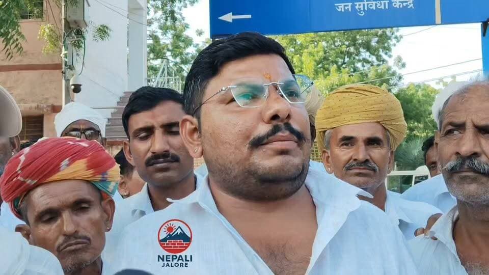 बावतरा गांव के ग्रामीणों ने पंचायत का गलत तरीके से विभाजन करने का लगाया आरोप, जालोर पहुँच कर किया कलेक्ट्रेट पर प्रदर्शन, चुनाव के बहिष्कार की दी चेतावनी।