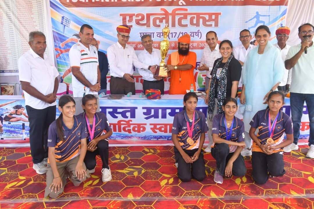 खारा और करवाड़ा ने जीती एथलेटिक्स चैंपियनशिप : जालोर। सरदारगढ़ खेड़ा में आयोजित 70वीं जिला स्तरीय 17/19 वर्ष छात्रा एथलेटिक्स प्रतियोगिता का सोमवार को समापन हुआ। 19 वर्ष वर्ग में राजकीय उच्च माध्यमिक विद्यालय खारा (सांचौर) और 17 वर्ष वर्ग में राउमावि करवाड़ा बी. ढाणी ने चैंपियनशिप जीती।
19 वर्ष वर्ग में निरमा सियाग और 17 वर्ष वर्ग में भावना करवाड़ा श्रेष्ठ एथलीट रहीं। समापन समारोह में एडीएम राजेंद्र सिंह चांदावत मुख्य अतिथि तथा मुख्य जिला शिक्षा अधिकारी मनोहर लाल गोदारा सहित अन्य अधिकारी मौजूद रहे। विजेता टीमों को ट्रॉफी और व्यक्तिगत स्पर्धाओं में स्थान हासिल करने वाली खिलाड़ियों को मेडल देकर सम्मानित किया गया।