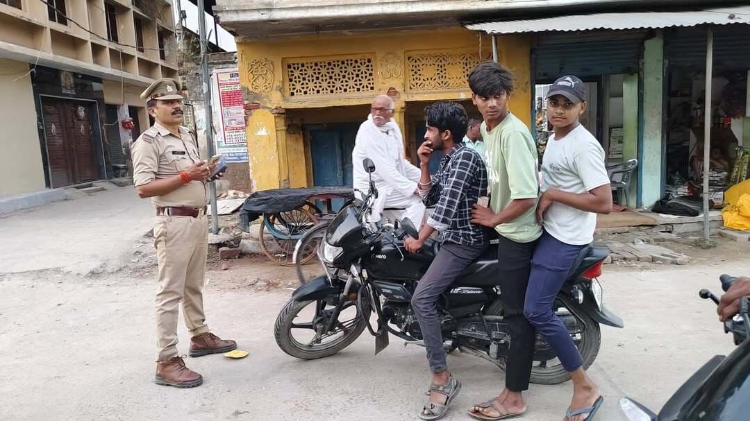 बिलंदा चौराहे पर चला सघन वाहन चेकिंग अभियान, यातायात नियम तोड़ने वालों पर पुलिस की सख्ती
एसपी अभिमन्यु मांगलिक के निर्देश पर जिलेभर में विशेष अभियान, बिना नंबर प्लेट, मॉडिफाइड साइलेंसर और काली फिल्म वाले वाहन जांच के दायरे में
पुलिस ने नियमों के पालन का दिया संदेश, सड़क सुरक्षा और अपराध नियंत्रण पर विशेष जोर
फतेहपुर। शारदीय नवरात्रि के दूसरे दिन जनपद फतेहपुर में पुलिस अधीक्षक अभिमन्यु मांगलिक के निर्देश पर सड़क सुरक्षा और कानून व्यवस्था को मजबूत करने के उद्देश्य से विशेष वाहन चेकिंग अभियान चलाया गया। इसी क्रम में थरियांव थाना क्षेत्र के बिलंदा चौराहे पर चौकी प्रभारी हसवा अंबरीश मिश्रा ने पुलिस बल के साथ दोपहिया एवं चारपहिया वाहनों की सघन जांच की।
अभियान के दौरान बिना नंबर प्लेट, यातायात नियमों का उल्लंघन करने वाले वाहन, मॉडिफाइड साइलेंसर, काली फिल्म लगी गाड़ियां, वीआईपी पास का अनुचित उपयोग करने वाले वाहन तथा राजनीतिक दलों के झंडे लगाकर नियमों की अनदेखी करने वालों की जांच की गई। पुलिस ने दस्तावेजों का सत्यापन किया और नियमों का उल्लंघन पाए जाने पर आवश्यक वैधानिक कार्रवाई की। कुछ वाहन चालकों का चालान किया गया, जबकि पहली बार मामूली त्रुटि मिलने पर कुछ लोगों को यातायात नियमों के प्रति जागरूक करते हुए चेतावनी देकर छोड़ा गया।
पुलिस अधिकारियों के अनुसार यह अभियान केवल चालान करने तक सीमित नहीं है, बल्कि आम नागरिकों में सड़क सुरक्षा के प्रति जागरूकता बढ़ाना और दुर्घटनाओं में कमी लाना इसका प्रमुख उद्देश्य है। त्योहारों के दौरान बढ़ती भीड़ और आवाजाही को देखते हुए जनपद के सभी थाना क्षेत्रों में सुरक्षा व्यवस्था को और अधिक सुदृढ़ किया गया है।
पुलिस अधीक्षक अभिमन्यु मांगलिक का स्पष्ट संदेश है कि जनपद में कानून सभी के लिए समान है। चाहे कोई किसी भी राजनीतिक दल, संगठन या प्रभावशाली व्यक्ति से जुड़ा हो, यदि वह नियमों का उल्लंघन करेगा तो उसके विरुद्ध नियमानुसार कार्रवाई की जाएगी। पुलिस का लक्ष्य अपराधमुक्त और सुरक्षित जनपद का निर्माण करना है।
यातायात विशेषज्ञों का भी मानना है कि बिना नंबर प्लेट, तेज आवाज वाले मॉडिफाइड साइलेंसर, अवैध काली फिल्म और लापरवाही से वाहन चलाना न केवल कानून का उल्लंघन है, बल्कि आम नागरिकों की सुरक्षा के लिए भी गंभीर खतरा बन सकता है। ऐसे अभियानों से सड़क अनुशासन मजबूत होने की उम्मीद है।
एनडी न्यूज़ की अपील:
यातायात नियमों का पालन करना केवल कानूनी दायित्व नहीं बल्कि सामाजिक जिम्मेदारी भी है। हेलमेट और सीट बेल्ट का अनिवार्य रूप से प्रयोग करें, वाहन के दस्तावेज साथ रखें तथा किसी भी प्रकार के अवैध मॉडिफिकेशन से बचें। प्रशासन और पुलिस की जिम्मेदारी है कि ऐसे अभियान निष्पक्ष और नियमित रूप से चलाए जाएं, वहीं नागरिकों का कर्तव्य है कि वे कानून का सम्मान करते हुए सुरक्षित यातायात व्यवस्था में सहयोग करें।
👇👇👇
#NDNews #दैनिक_निष्पक्ष_धारा #Fatehpur #Thariyaw #Haswa #TrafficPolice #UPPolice #FatehpurPolice #RoadSafety #VehicleChecking #AbhimanyuMangalik #TrafficAwareness #SafeDriving
👇👇
@dgpup
@RSSorg
@UPGovt
@wpl1090
@RSSgeet
@Uppolice
@MIB_India
@PMOIndia
@HMOIndia
@abmanglik
@VHPDigital
@igrangealld
@myogioffice
@InfoDeptUP
@dmfatehpur
@sdmsadarftp
@CMOfficeUP
@CMOUP_RC
@UPPRD1948
@ChiefSecyUP
@ChiefSecyUP
@MahantYogiG
@FatehpurSdm
@fatehpurpolice
@BajrangDalOrg
@rashtrapatibhvn
@UPMahilaKalyan
@112UttarPradesh
@myogiadityanath
@CommissionerPrg
@ADGZonPrayagraj
👇👇👇
🟥 ND NEWS | दैनिक निष्पक्ष धारा
मुख्य संपादक / संस्थापक: राजन सिंह हाड़ा
सह-संपादक: शालिनी सिंह भदौरिया
✒️ रिपोर्ट: फतेहपुर जिला ब्यूरो
📍 कार्यालय-3: U158, हीरा स्वीट्स के पास, विकास मार्ग, लक्ष्मी नगर, पूर्वी दिल्ली, पिन कोड – 110092 (NCR)
📍 कार्यालय-2: विधानसभा रोड, बर्लिंगटन चौराहा, लखनऊ – 226001 (UP)
📍 कार्यालय-1: 1/1 अटल बिहारी चौराहा, नियर बर्मा चौराहा, फतेहपुर – 212601 (UP)
📅 दिनांक: 12 अक्टूबर 2026
📆 दिन: सोमवार
📧 Email: ndnewschannel@gmail.com
📞 मोबाइल: 096961 19696