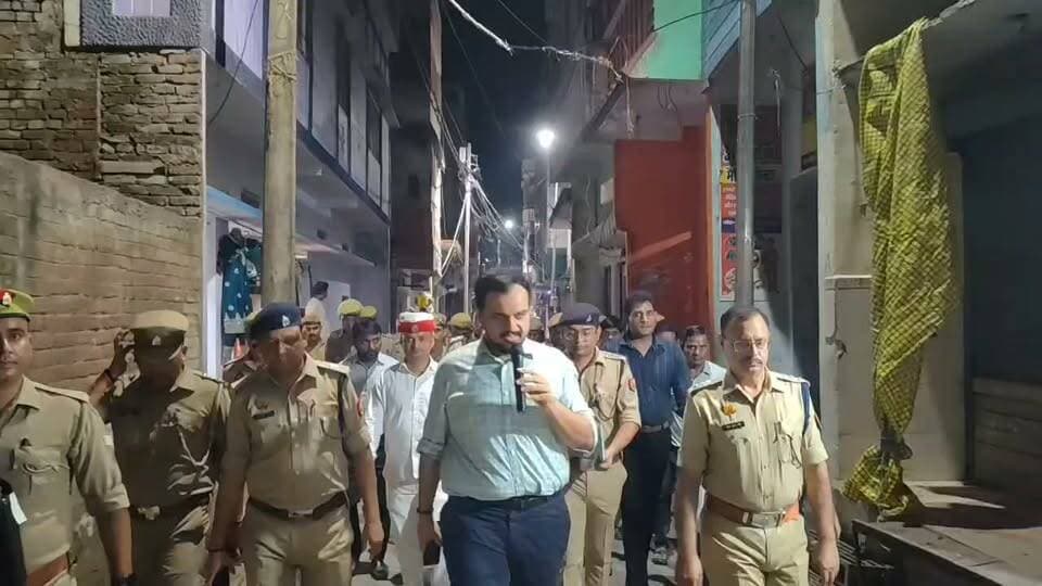 शारदीय नवरात्र को लेकर जमानियां में प्रशासन अलर्ट, डीएम और एसपी ने किया पैदल मार्च