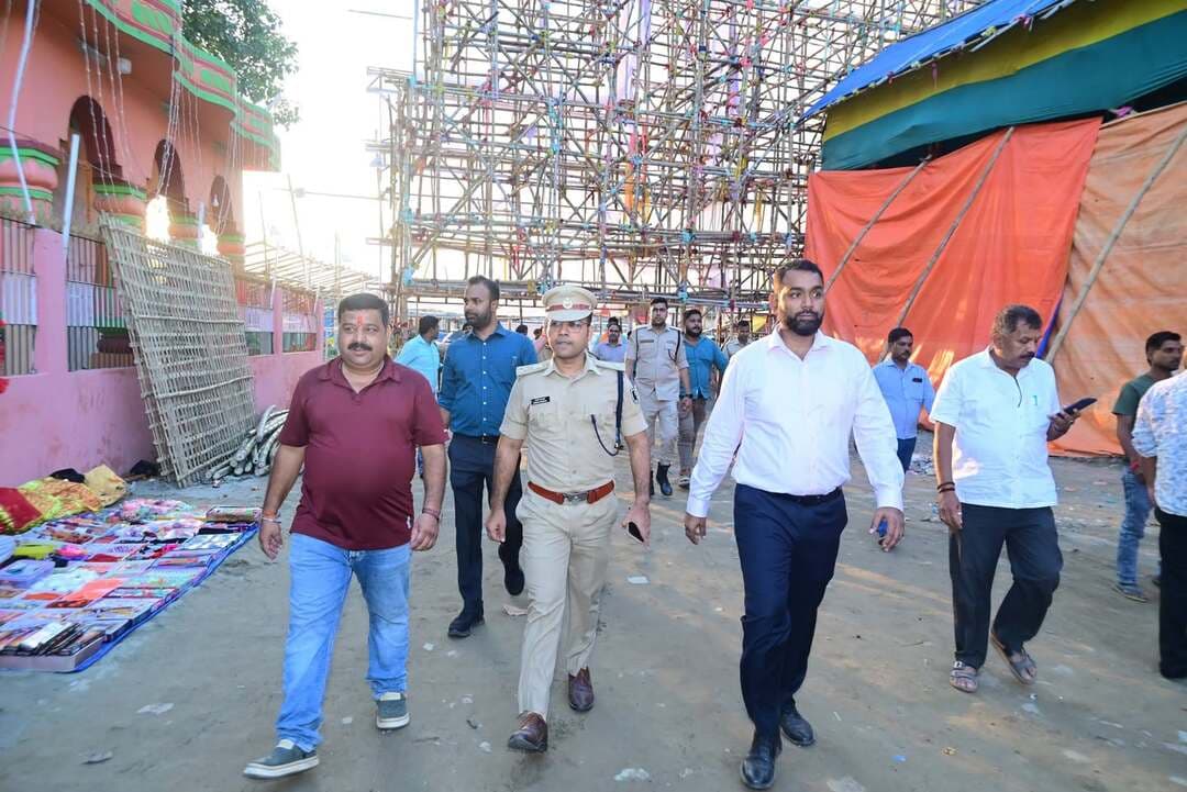 जिलाधिकारी और पुलिस अधीक्षक के द्वारा पूजा पंडालों का निरीक्षण कर दिए गए जरूरी निर्देश
दुर्गा पूजा को लेकर जिलाधिकारी श्री सौरभ सुमन यादव और पुलिस अधीक्षक श्री स्वर्ण प्रभात के द्वारा आज शहर के छतौनी सहित पिपराकोठी स्थित पूजा पंडाल का निरीक्षण किया गया एवं इस दौरान वहां को सभी व्यवस्थाओं को देखते हुए कई निर्देश दिए गए।
छतौनी में पूजा पंडाल के निरीक्षण के दौरान भीड़ नियंत्रण को लेकर यहां लगने वाले मेला के साथ-साथ झूला एवं अन्य मनोरंजन के साधनों गहन विमर्श किया गया। जिलाधिकारी के द्वारा झूला एवं बच्चों के मनोरंजन के अन्य साधनों को मेला से हट कर अलग करने का निर्देश दिया गया। यहां पर सीसीटीवी कैमरा लगाने का निर्देश दिया गया। पार्किंग के लिए अलग से जगह चिन्हित कर वहां पार्किंग संबंधी फ्लेक्स लगाने को कहा गया। पुलिस अधीक्षक ने बताया कि भीड़ नियंत्रण एवं अन्य व्यवस्था के लिए दंडाधिकारी सहित पुलिस बल की प्रतिनियुक्ति की जाएगी साथ ही सिविल ड्रेस में भी फोर्स मौजूद रहेगी। पूजा पंडाल के संचालकों को निर्देश दिया गया कि अग्निशमन विभाग से फायर संबंधी प्रमाण पत्र प्राप्त कर लेंगे।
पिपराकोठी में पूजा पंडाल के निरीक्षण के दौरान अनुमंडल पुलिस पदाधिकारी सदर मोतिहारी को वहां के निर्माण कार्य की मजबूती की जांच कर लेने का निर्देश दिया गया।
यहां से लौटने के बाद जिलाधिकारी एवं पुलिस अधीक्षक छतौनी बस स्टैंड के पास स्थित नेहरू स्टेडियम गैर और वहां भी भीड़ नियंत्रण संबंधी व्यवस्थाओं की समीक्षा की गई।
इस अवसर पर नगर आयुक्त , अनुमंडल पदाधिकारी,सदर मोतिहारी, अनुमंडल पुलिस पदाधिकारी, टाउन थाना और छतौनी थाना के पुलिस पदाधिकारी उपस्थित थे।
Information & Public Relations Department, Government of Bihar Motihari Police