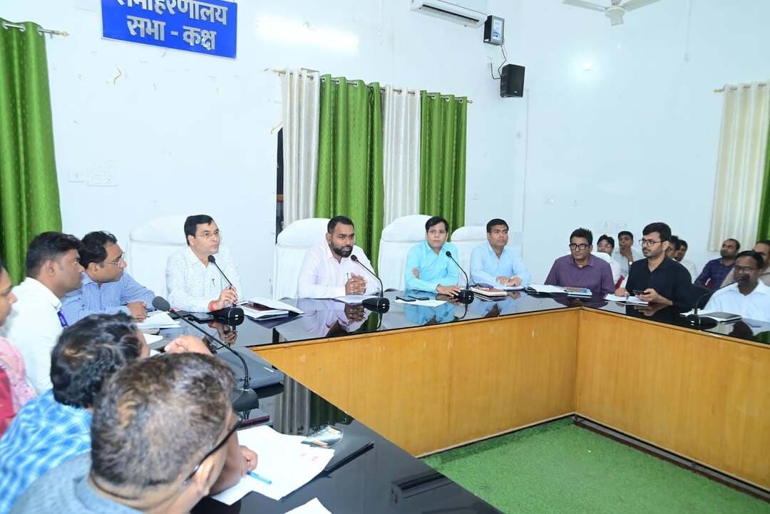आज दिनांक 12.10.2026 को समाहरणालय स्थित डॉ राधाकृष्णन सभागार में जिलाधिकारी, पूर्वी चम्पारण, मोतिहारी की अध्यक्षता में VB-G RAM G योजना की समीक्षात्मक बैठक आहूत की गई। उक्त बैठक में उप विकास आयुक्त, निदेशक, एन०ई०पी०, जिला कार्यक्रम पदाधिकारी (मनरेगा), कार्यपालक अभियन्ता (मनरेगा), सहायक अभियन्ता (मनरेगा) एवं कार्यक्रम पदाधिकारी (मनरेगा) उपस्थित थे।
उक्त बैठक में मानव दिवस सृजन समीक्षा के क्रम में पाया गया कि जिला स्तर पर 39.46% की उपलब्धि है,जबकि राज्य स्तर पर 41.04% की उपलब्धि है, जिसमें कतिपय प्रखण्डों की उपलब्धि जिले के औसत से कम पायी गई, जिसमें मेहसी प्रखण्ड में 23.54%, बंजरिया प्रखण्ड में 24.21%, कल्याणपुर प्रखण्ड में 25.96%, पकड़ीदयाल प्रखण्ड में 26.79%, आदापुर प्रखण्ड में 27.19%, घोड़ासहन प्रखण्ड में 28.16% एवं बनकटवा प्रखण्ड में 29.09% है। खेद व्यक्त करते हुए निम्न उपलब्धि वाले प्रखण्डों के कार्यक्रम पदाधिकारी, मेहसी, बंजरिया, कल्याणपुर, पकड़ीदयाल, आदापुर, घोड़ासहन एवं बनकटवा से स्पष्टीकरण पूछने का निदेश दिया गया। साथ ही सभी संबंधित कार्यक्रम पदाधिकारियों को एक सप्ताह के अन्दर मानव दिवस सृजन में अपेक्षित प्रगति प्राप्त करने का निदेश दिया गया।
पी०एम०ए०वाई०जी० अभिसरण समीक्षा के क्रम में पाया गया कि जिला स्तर पर कुल 23950 योजनाओं में से 1857 योजनाओं में एम०आर० निर्गत कर 7.75 प्रतिशत की उपलब्धि हासिल की गई है, जिसमें कुछ प्रखण्डों की उपलब्धि काफी निम्न पायी गई, जो इस प्रकार है अरेराज प्रखण्ड में 0%, पीपराकोठी प्रखण्ड में 0%, संग्रामपुर प्रखण्ड में ०%, कोटवा प्रखण्ड में 0.33%, चिरैया प्रखण्ड में 0.80%, छौड़ादानो प्रखण्ड में 1.50%, पताही प्रखण्ड में 1.97% एवं तेतरिया प्रखण्ड में 2.17% की उपलब्धि है। खेद व्यक्त करते हुए निम्न उपलब्धि वाले प्रखण्डों के कार्यक्रम पदाधिकारी, अरेराज, पीपराकोठी, संग्रामपुर, कोटवा, चिरैया, छौड़ादानो, पताही एवं तेतरिया से स्पष्टीकरण पूछने का निदेश दिया गया। साथ ही सभी कार्यक्रम पदाधिकारियों को PMAY-G अभिसरण में एक सप्ताह के अन्दर अपेक्षित प्रगति प्राप्त करने का निदेश दिया गया।
ई०-के०वाई०सी० समीक्षा के क्रम में पाया गया कि जिले में कुल 4,38,425 सक्रिय मजदूरों में से 3,96,582 मजूदरों का ई०-के०वाई०सी० कर जिला स्तर पर 90.49% की उपलब्धि हासिल की गई है। कुल 41,688 ई०-के०वाई०सी० हेतु लंबित है। कतिपय प्रखण्डों की उपलब्धि काफी निम्न पायी गई, जो इस प्रकार है बनकटवा प्रखण्ड में 84.75%, पकड़ीदयाल प्रखण्ड में 85.93%, छौड़ादानो प्रखण्ड में 87.37%, घोड़ासहन प्रखण्ड में 87.82% एवं रामगढ़वा प्रखण्ड में 87.83% है। निम्न उपलब्धि वाले प्रखण्डों के कार्यक्रम पदाधिकारी, बनकटवा, पकड़ीदयाल, छौड़ादानो, घोड़ासहन एवं रामगढ़वा से स्पष्टीकरण पूछने का निदेश दिया गया। साथ ही सभी कार्यक्रम पदाधिकारियों को एक सप्ताह के अन्दर शत-प्रतिशत सक्रिय मजदूरों का ई० के० वाई०सी० कराने का निदेश दिया गया।
वृक्षारोपण योजना इस योजनान्तर्गत वित्तीय वर्ष-2026-27 के लिए जिला स्तर पर 950400 का लक्ष्य निर्धारित किया गया है, जिसमें एम०आई०एस० पर 6111 योजनाओं की इन्ट्री की गई है, जिसमें 3207 योजनाएँ चालू 67.49% की उपलब्धि हासिल की गई है। सभी कार्यक्रम पदाधिकारियों को एक सप्ताह के अन्दर निर्धारित लक्ष्य के अनुसार योजना प्रारंभ करने का निदेश दिया गया।
Timely Payment: समीक्षा के क्रम में पाया गया कि इस अवयव के तहत जिला स्तर पर 80.28%
एवं राज्य स्तर पर 83.78% की उपलब्धि है। कतिपय प्रखण्डों की उपलब्धि काफी कम पायी गई, जो इस प्रकार है: बनकटवा प्रखण्ड में 40.92%, पकड़ीदयाल प्रखण्ड में 50.80%, छौड़ादानो प्रखण्ड में 53.20%, ढाका प्रखण्ड में 60.34%, चकिया प्रखण्ड में 61.54%, बंजरिया प्रखण्ड में 63.32%, घोड़ासहन प्रखण्ड में 65.06%, तेतरिया प्रखण्ड में 68.14% की उपलब्धि है। सभी कार्यक्रम पदाधिकारियों को Timely Payment में 90% की उपलब्धि प्राप्त करने का निदेश दिया गया।
Information & Public Relations Department, Government of Bihar