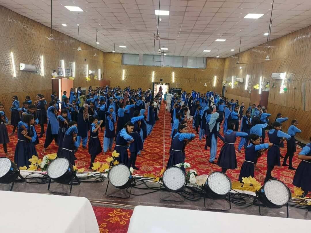 आत्मरक्षा का प्रशिक्षण लेकर सशक्त बनेंगी छात्राएं, सीखे के सीखे सुरक्षा के गुर
जहानाबाद : अंतरराष्ट्रीय बालिका दिवस के अवसर पर शुरू हुए दो दिवसीय आत्मरक्षा प्रशिक्षण कार्यक्रम का सोमवार को समापन हो गया। अब्दुल बारी नगर भवन में आयोजित प्रशिक्षण में जिले के विभिन्न विद्यालयों की छात्राओं ने भाग लिया। प्रशिक्षक अमर कुमार ने छात्राओं को आत्मरक्षा की विभिन्न तकनीकों का व्यावहारिक प्रशिक्षण दिया।
जिला पदाधिकारी छिरिङ वाई भूटिया के निर्देश पर जिला प्रशासन की ओर से बेटी बचाओ, बेटी पढ़ाओ अभियान के तहत यह कार्यक्रम आयोजित किया गया। इसका उद्देश्य छात्राओं को अपनी सुरक्षा के प्रति जागरूक करने के साथ उनमें साहस, आत्मविश्वास और आत्मनिर्भरता की भावना विकसित करना था।
प्रशिक्षण के दौरान छात्राओं को विपरीत परिस्थितियों में सजग रहने, सूझबूझ से निर्णय लेने और आत्मविश्वास के साथ अपनी सुरक्षा करने के तरीके बताए गए। शारीरिक और मानसिक रूप से सशक्त बनाने पर विशेष जोर दिया गया। छात्राओं को बताया गया कि आत्मरक्षा का ज्ञान उन्हें चुनौतीपूर्ण परिस्थितियों का सामना करने में मदद करता है।
जिला प्रशासन की ओर से बालिकाओं की शिक्षा, सुरक्षा, सम्मान और सशक्तीकरण के लिए लगातार प्रयास किए जा रहे हैं। ऐसे प्रशिक्षण कार्यक्रमों से छात्राओं में निर्भीकता बढ़ाने और उन्हें आत्मनिर्भर बनाने में मदद मिलेगी।