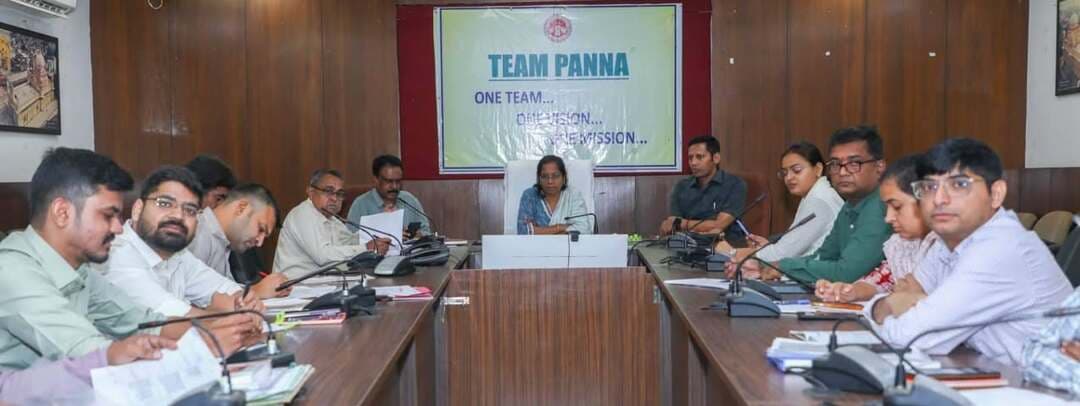 *कलेक्टर ने टीएल बैठक में की समीक्षा, जन विश्वास शिविरों को प्रभावी बनाने दिए निर्देश*
-------------------
कलेक्टर ऊषा परमार की अध्यक्षता में सोमवार को कलेक्ट्रेट सभाकक्ष में संपन्न हुई टीएल बैठक के अवसर पर विभागवार लंबित सीएम हेल्पलाइन, टीएल और जनसुनवाई पत्रों की समीक्षा हुई। इस मौके पर विभागीय अधिकारियों को सीएम हेल्पलाइन की 100 दिवस से अधिक अवधि की लंबित शिकायतों के तत्परतापूर्वक निराकरण सहित अनिवार्यतः एल वन स्तर पर अपेक्षित कार्यवाही के निर्देश दिए गए। लोक सेवा गारंटी अधिनियम के तहत नागरिक सेवाओं के समय पर प्रदाय तथा आगामी मुख्यमंत्री जन विश्वास अभियान के शिविरों को प्रभावी बनाने के लिए निर्देशित किया गया। जिला कलेक्टर द्वारा न्यायालयीन प्रकरणों सहित विभागवार भूमि आवंटन मामलों, वन विभाग से संबंधित विषयों के निराकरण और सेवा संकल्प अभियान की गतिविधियों सहित शासन की महत्वपूर्ण योजनाओं से संबंधित विषयों की भी समीक्षा की गई।
टीएल बैठक में रूंज एवं मझगांय मध्यम सिंचाई परियोजना के विस्थापित परिवारों के बेहतर पुनर्वास और शेष पात्र ग्रामवासियों को अतिरिक्त मुआवजा राशि वितरण की जानकारी प्राप्त कर अविलंब आवश्यक कार्यवाही के लिए कहा। उन्होंने कहा कि नवीन बसाहट स्थल पर स्कूल एवं आंगनबाड़ी केन्द्रों सहित अन्य मूलभूत सुविधाओं के लिए जरूरी प्रयास किया जाए। संबंधित विभाग के अधिकारी प्रभावित लोगों के सतत संपर्क में रहकर उनकी समस्याओं का समुचित निराकरण करें। एक स्थल पर ही सभी सुविधाएं उपलब्ध करवाकर शेष पात्र परिवारों के दस्तावेज एवं बैंक खाता संबंधी जानकारी त्वरित रूप से प्राप्त की जाए। इस संबंध में राजस्व एवं जल संसाधन विभाग के अधिकारियों से गत 15 दिवस में हुई कार्रवाई की जानकारी भी ली। बैठक में अपर कलेक्टर मधुवंतराव धुर्वे एवं एसडीएम संजय कुमार नागवंशी सहित अन्य विभागीय अधिकारीगण भी उपस्थित रहे।
