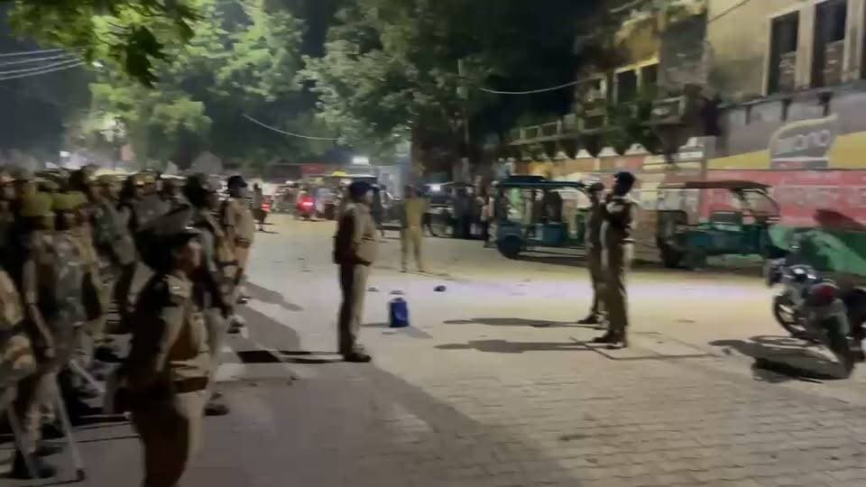 मिशन शक्ति फेज-6 के तहत बालिकाओं एवं महिलाओं को सुरक्षा, सम्मान एवं स्वावलंबन के प्रति जागरूकता के संबंध में पुलिस उपमहानिरीक्षक चित्रकूटधाम परिक्षेत्र, बांदा राजेश एस. ने पुलिस बल के साथ किया कर्वी मुख्यालय में पैदल मार्च