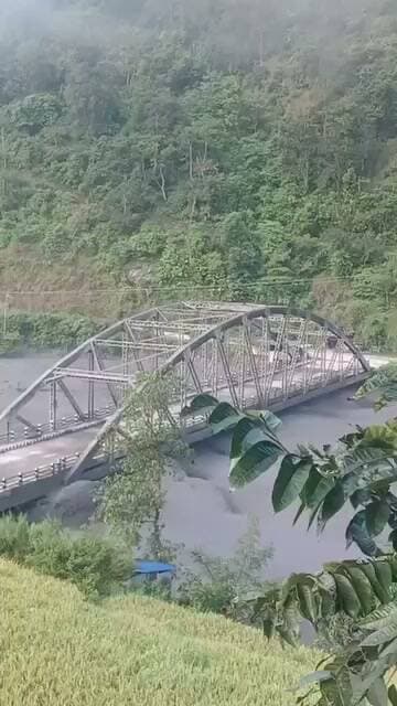 देखते ही देखते बह गया हज़ारों टन भारी पुल, नेपाल की इन तस्वीरों ने फिर झंजोड़ा।