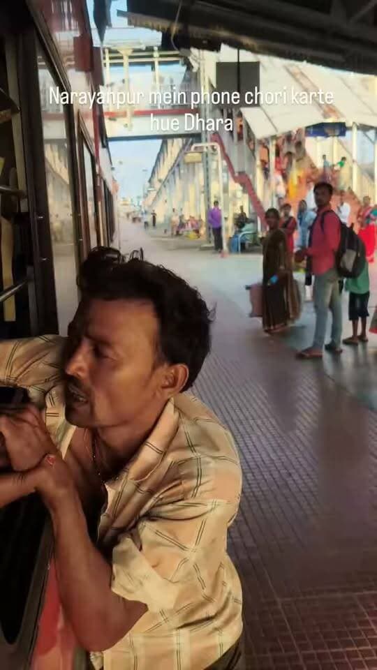 चलती ट्रेन में मोबाइल चोरी कर रहे चोर को पकड़ लिया चलती ट्रेन से नीचे गिर चोर