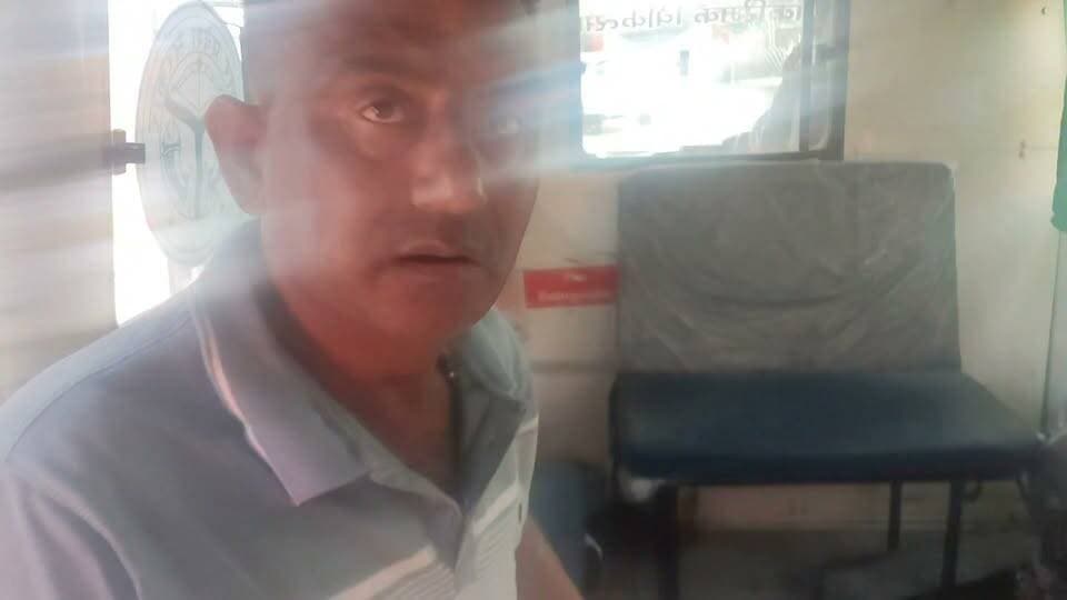 चित्रकूट: बाबूपुर मोड़ के पास सड़क हादसा, डग्गा की टक्कर से बाइक सवार दो युवक गंभीर घायल
पहाड़ी सीएचसी में प्राथमिक उपचार के बाद दोनों जिला चिकित्सालय रेफर, हादसे के बाद डग्गा चालक मौके से फरार
पहाड़ी (चित्रकूट)। चित्रकूट जनपद में बाबूपुर मोड़ के पास मंगलवार को सड़क हादसे में मोटरसाइकिल सवार दो युवक गंभीर रूप से घायल हो गए। बताया जा रहा है कि दोनों युवक कर्वी से चिल्लीमल की ओर मोटरसाइकिल से जा रहे थे, तभी एक डग्गा वाहन ने उनकी बाइक में जोरदार टक्कर मार दी। हादसे के बाद डग्गा चालक मौके से फरार हो गया।
घटना की सूचना मिलने पर एंबुलेंस की मदद से दोनों घायलों को सामुदायिक स्वास्थ्य केंद्र पहाड़ी लाया गया। यहां डॉ. मोहित विद्यार्थी ने दोनों का प्राथमिक उपचार किया। हालत गंभीर होने के कारण उन्हें जिला चिकित्सालय के लिए रेफर कर दिया गया।
घायलों की पहचान सरोज यादव (32 वर्ष), निवासी सभापुर, तथा शिवचरण (28 वर्ष), निवासी खड़ेहा के रूप में बताई गई है। जानकारी के अनुसार, दोनों युवक कर्वी की एसडीएम कॉलोनी में किराए के मकान में रहते थे। दोनों के पीडब्ल्यूडी विभाग में कार्यरत होने की भी जानकारी सामने आई है।
हादसे के बाद पुलिस मौके पर मौजूद रही। फरार डग्गा चालक के संबंध में आगे की जानकारी और हादसे के कारणों का पता लगाया जा रहा है।