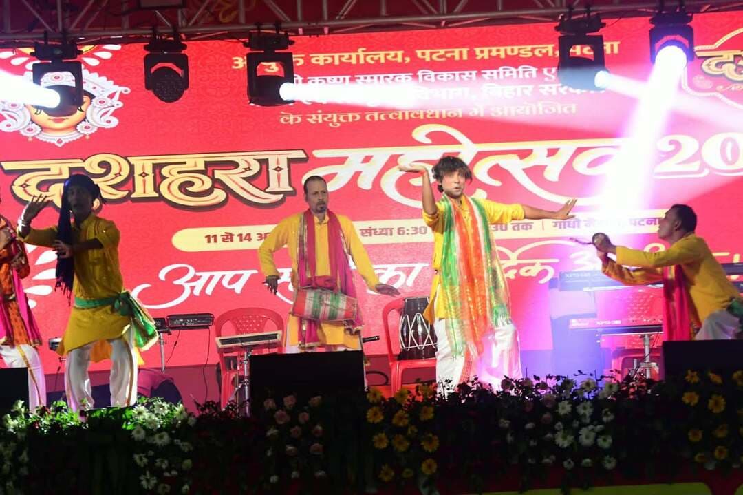 गांधी मैदान में आयोजित दशहरा महोत्सव के दूसरे दिन बिहार की समृद्ध सांस्कृतिक विरासत और लोक कलाओं की मनमोहक छटा देखने को मिली।
✨ मगध संगीत संस्थान की बिहार गौरव गाथा पर आधारित भावनृत्य, नीतू नवगीत के छठ एवं मैथिली लोकगीत, उषा सिंह की सुरीली गायकी, कला श्री समूह की दुर्गा वंदना पर आधारित शास्त्रीय नृत्य तथा सामा-चकेवा और झिझिया की प्रस्तुतियों ने दर्शकों को मंत्रमुग्ध कर दिया। वहीं, सिने कलाकार चाहत सिंह के भक्ति गीतों ने वातावरण को भक्तिमय बना दिया। हास्य कलाकार वी आई पी की प्रस्तुति भी आकर्षण का केंद्र रही.
लोकगीत, लोकनृत्य और भक्ति संगीत के इस अनूठे संगम ने बिहार की गौरवशाली सांस्कृतिक विरासत को जीवंत कर दिया।