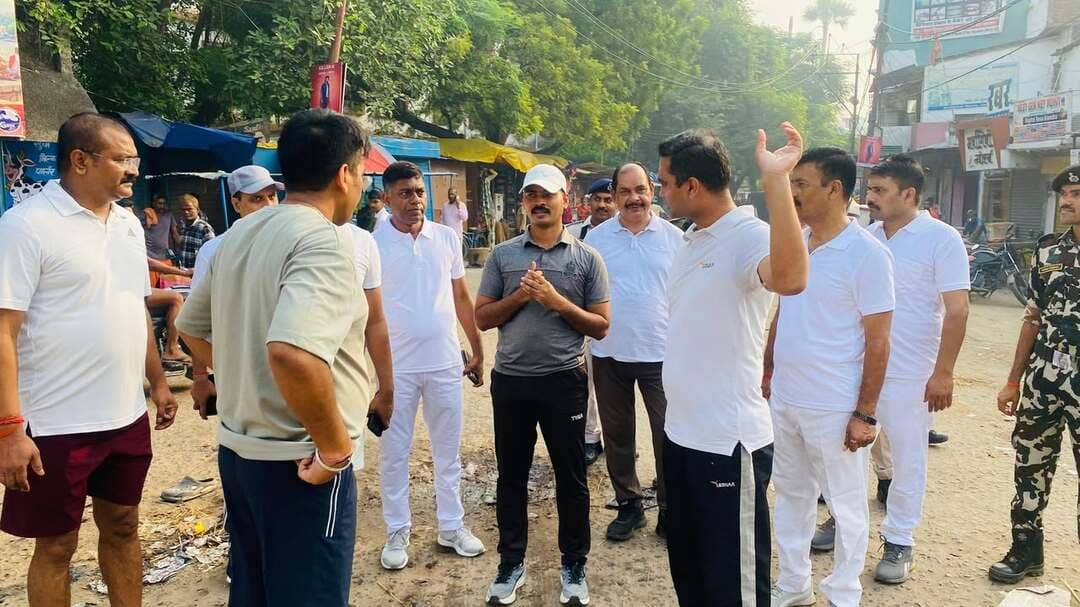 दुर्गा पूजा को लेकर एसपी ने पूजा पंडालों और विसर्जन मार्ग का लिया जायजा
जहानाबाद : दुर्गा पूजा एवं मेला को लेकर मंगलवार की सुबह पुलिस अधीक्षक कोटा किरण कुमार के नेतृत्व में विभिन्न पूजा पंडालों, संभावित भीड़ वाले स्थानों, यातायात व्यवस्था और प्रतिमा विसर्जन मार्ग का निरीक्षण किया गया। इस दौरान एसपी ने संबंधित पदाधिकारियों को सुरक्षा व्यवस्था दुरुस्त रखने और विधि-व्यवस्था बनाए रखने के निर्देश दिए।
निरीक्षण के दौरान भीड़ प्रबंधन, यातायात को सुचारु रखने तथा विसर्जन जुलूस के सुरक्षित संचालन पर विशेष जोर दिया गया। एसपी ने अधिकारियों को आवश्यक तैयारियां समय रहते पूरी करने और श्रद्धालुओं की सुरक्षा सुनिश्चित करने का निर्देश दिया।
इस दौरान अपर पुलिस अधीक्षक, अनुमंडल पुलिस पदाधिकारी (सदर), पुलिस उपाधीक्षक (यातायात एवं रक्षित) तथा अभियोजन शाखा प्रभारी सहित अन्य संबंधित पदाधिकारी मौजूद रहे।