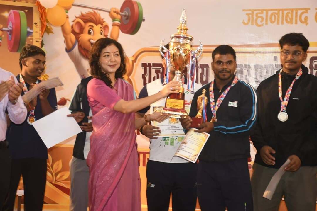 भारोत्तोलन में जहानाबाद ने जीते 12 पदक, मगध बना ओवरऑल चैंपियन
चार दिवसीय राज्य स्तरीय प्रतियोगिता का समापन, जहानाबाद के खिलाड़ियों ने चार स्वर्ण और आठ रजत पदक जीते
जहानाबाद : खेल भवन-सह-व्यायामशाला में आयोजित चार दिवसीय राज्य स्तरीय विद्यालय भारोत्तोलन प्रतियोगिता का सोमवार को समापन हो गया। प्रतियोगिता में मगध प्रमंडल ओवरऑल चैंपियन बना, जबकि पटना प्रमंडल उपविजेता रहा। मेजबान जहानाबाद जिले के खिलाड़ियों ने शानदार प्रदर्शन करते हुए चार स्वर्ण और आठ रजत सहित कुल 12 पदक जीतकर जिले का गौरव बढ़ाया। जिला पदाधिकारी छिरिङ वाई भूटिया ने विजेता एवं उपविजेता खिलाड़ियों को पदक, शील्ड और प्रमाण पत्र देकर सम्मानित किया।
प्रतियोगिता में अंडर-17 बालक वर्ग में एकलव्य की टीम विजेता और मगध प्रमंडल उपविजेता रहा। वहीं, अंडर-19 वर्ग में मगध प्रमंडल ने पहला और पटना प्रमंडल ने दूसरा स्थान प्राप्त किया। अंडर-17 वर्ग में सारण के रणवीर कुमार और अंडर-19 वर्ग में मगध के अनिकेस राज साहिल को सर्वश्रेष्ठ भारोत्तोलक चुना गया।
प्रतियोगिता में बिहार के नौ प्रमंडलों और एकलव्य राज्य आवासीय प्रशिक्षण केंद्र के खिलाड़ियों ने भाग लिया। नौ अक्टूबर से शुरू हुई प्रतियोगिता का समापन 12 अक्टूबर को हुआ।
जहानाबाद के खिलाड़ियों की उपलब्धि पर जिला पदाधिकारी ने प्रसन्नता जताते हुए उन्हें बधाई दी। उन्होंने खिलाड़ियों को आगामी राष्ट्रीय स्तरीय प्रतियोगिता में भी बेहतर प्रदर्शन करने के लिए प्रोत्साहित किया। साथ ही प्रतियोगिता के सफल आयोजन में योगदान देने वाले पदाधिकारियों, तकनीकी कर्मियों और अन्य सदस्यों की सराहना की।