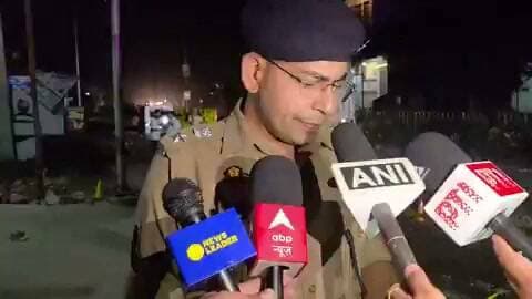 पीलीभीत के कस्बा अमरिया में दो सगे कारोबारी भाइयों समेत 3 लोगों की हत्या कर दी गई है
एक की हालत बेहद गंभीर है।
पुलिस के मुताबिक, राम लीला कमेटी के विवाद को लेकर ये वारदात हुई
हमलावर कारोबारी भाइयों के घर पहुंचे। इसी दौरान कहासुनी हो गई। हमलावरों ने लाठी-डंडों से पीटने के बाद फायरिंग कर दी। मरने वालों में एक 15 वर्षीय किशोर भी हैं।
#UPPolice
