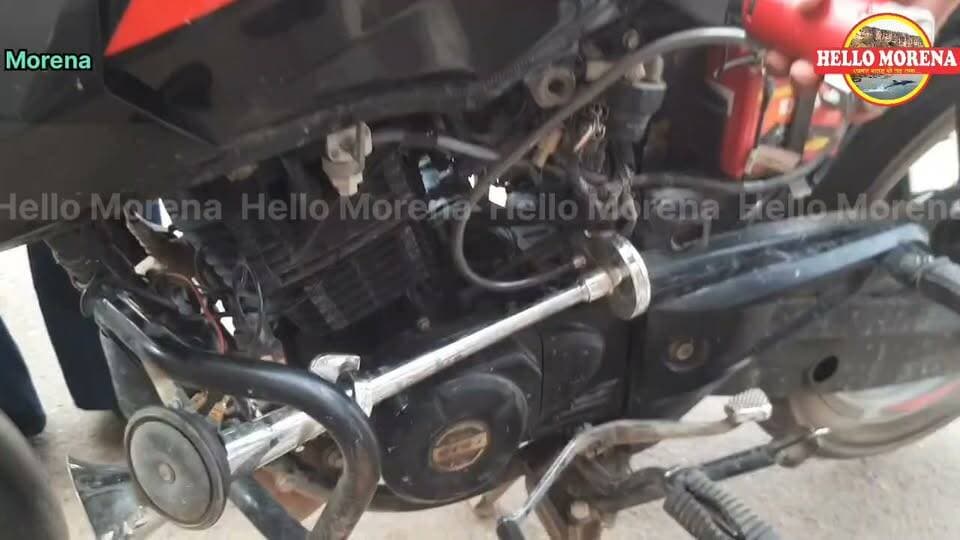 बाइक में लगाया ट्रेन जैसा हॉर्न, पुलिस ने पकड़ लिया, अब पुलिस वाले ही कर रहे छुड़ाने को सिफारिश👇
वाकया मुरैना शहर के जीवाजी गंज इलाके का है, जहां ट्रैफिक पुलिस इन दिनों कोचिंग जोन में वाहनों की चेकिंग कर रही है। मंगलवार को टीम के सामने से ही एक पल्सर बाइक ट्रेन जैसा हॉर्न बजाती हुई गुजरी तो जवानों ने उसे पकड़ लिया।
खबर है कि अब पुलिस के कोई अधिकारी ही इस बाइक को छुड़ाने की सिफारिश कर रहे हैं। बताया गया है कि यही बाइक पहले भी पुलिस ने पकड़ी थी, लेकिन तब भी विभाग के ही एक अधिकारी ने इसे बिना कार्यवाही के रिलीज करा दिया था।