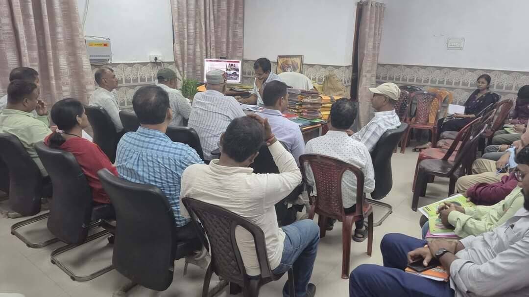 DRDA, मुजफ्फरपुर में कार्यों की समीक्षा बैठक
उप विकास आयुक्त के निर्देश के आलोक में निदेशक, DRDA द्वारा जिला ग्रामीण विकास अभिकरण (DRDA), मुजफ्फरपुर के सभी पदाधिकारियों एवं कर्मियों द्वारा किए जा रहे कार्यों की समीक्षा की गई। बैठक में लंबित परिवादों के त्वरित निष्पादन, संचालित योजनाओं के नियमित निरीक्षण तथा संचिकाओं का ससमय निष्पादन सुनिश्चित करने पर विशेष जोर दिया गया। इस दौरान संबंधित पदाधिकारियों एवं कर्मियों को कार्यों में पारदर्शिता, जवाबदेही एवं समयबद्धता बनाए रखने हेतु आवश्यक दिशा-निर्देश दिए गए, ताकि विभागीय कार्यों का प्रभावी क्रियान्वयन सुनिश्चित हो सके तथा आमजन को ससमय बेहतर सेवाएँ उपलब्ध कराई जा सकें।
#CMSamrat
#samratchoudhary
Information & Public Relations Department, Government of Bihar
CMO Bihar
Rural Development Department, Government of Bihar