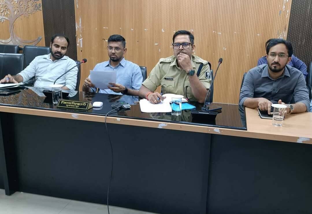 जिलाधिकारी एवं वरीय पुलिस अधीक्षक की अध्यक्षता में दुर्गा पूजा जिला शांति समिति की बैठक का आयोजन हुआ
==========================
पूजा आयोजन समितियों के प्रतिनिधियों से विस्तृत विमर्श किया गया तथा उनका सुझाव लिया गया
-------------------------------
आसूचना तंत्र को सुदृढ़ एवं सक्रिय रखें; संवेदनशील स्थानों पर विशेष सतर्कतामूलक कार्रवाई करें: डीएम व एसएसपी ने अधिकारियों को दिया निदेश
==========================
पूजा समितियों से निरंतर समन्वय बनाएँ रखें; सभी स्टेकहोल्डर्स के साथ सार्थक संवाद कायम रखेंः डीएम ने क्षेत्रीय पदाधिकारियों को दिया निदेश
========================
सभी थानाध्यक्ष पंडालों का भ्रमण करेंगे; जुलूसों के साथ थाना की एस्कॉर्ट पार्टी चलेगी; क्यूआरटी नियमित गश्ती करेगीः एसएसपी
------------------------------------
डीएम ने कहाः विधि-व्यवस्था संधारण से कोई समझौता नहीं किया जा सकता है; पदाधिकारीगण सावधानी बरतें; क्यूआरटी एवं क्यूएमआरटी सक्रिय रखें; ड्रोन से नज़र रखें
=====================
उत्कृष्ट भीड़-प्रबंधन, सुगम यातायात एवं सुदृढ़ विधि-व्यवस्था संधारण प्रशासन की सर्वाेच्च प्राथमिकता; सभी पदाधिकारी इसके लिए सजग, तत्पर एवं प्रतिबद्ध रहेंः डीएम व एसएसपी
==========================
जिलाधिकारी, मुजफ्फरपुर श्री कुमार गौरव एवं वरीय पुलिस अधीक्षक, मुजफ्फरपुर श्री कांतेश कुमार मिश्र की संयुक्त अध्यक्षता में आज समाहरणालय स्थित सभागार में दुर्गा पूजा, 2026 के अवसर पर जिला शांति समिति की बैठक का आयोजन हुआ। इसमें विभिन्न पूजा समितियों के अध्यक्षों/ सदस्यों/ प्रतिनिधियों, अन्य गणमान्य व्यक्तियों, सिविल सोसाईटी के सदस्यों एवं पदाधिकारियों ने भाग लिया।
जिलाधिकारी एवं वरीय पुलिस अधीक्षक ने एक-एक कर सभी आयोजन समितियों के प्रतिनिधियों के साथ विस्तृत चर्चा की तथा उनके सुझावों से अवगत हुए। साथ ही उन्हें सरकार के आदेशों, जन सुरक्षा के मापदंडों, यातायात प्रबन्धन सहित जिला प्रशासन की तैयारियों के बारे में विस्तृत जानकारी दी गई। अधिकारीद्वय ने कहा कि दुर्गा पूजा के अवसर पर उत्कृष्ट भीड़-प्रबंधन, सुगम यातायात तथा सुदृढ़ विधि-व्यवस्था संधारण प्रशासन की सर्वाेच्च प्राथमिकता है। संपूर्ण प्रशासनिक तंत्र इसके लिए सजग, तत्पर एवं प्रतिबद्ध है।
जिलाधिकारी एवं वरीय पुलिस अधीक्षक ने कहा कि पदाधिकारियों को निर्देश दिया गया है कि क्षेत्रीय पदाधिकारीगण सभी हितधारकों (स्टेकहोल्डर्स) से सार्थक संवाद कायम रखें। पूजा समितियों से निरंतर समन्वय बनाएँ रखें। उनके सुझावों पर नियमानुसार कार्रवाई करें। सुविकसित कॉम्युनिकेशन प्लान सुनिश्चित कर विधि-व्यवस्था का संधारण करेंगे। आसूचना तंत्र को सुदृढ़ एवं सक्रिय रखें तथा संवेदनशील स्थानों पर विशेष सतर्कतामूलक कार्रवाई करें। सभी एसडीओ एवं एसडीपीओ स्वयं भ्रमणशील रहें एवं क्षेत्र का जायजा लें। सभी स्तरों पर शांति समिति की ससमय बैठक कर लें। जुलूस का मार्ग परम्परागत रहेगा। इसे बदला नहीं जाएगा। अपरिहार्य स्थिति में इसे बदलने के लिए एसडीओ एवं एसडीपीओ द्वारा सभी मानकों का अक्षरशः अनुपालन सुनिश्चित किया जाएगा। सभी अनुमंडल पदाधिकारी एवं अनुमंडल पुलिस पदाधिकारी अपने-अपने क्षेत्रों में तैयारियों का पर्यवेक्षण करें। सोशल मीडिया मॉनिटरिंग सेल को सतत क्रियाशील रखें। अफवाहों का त्वरित खंडन करें। पूर्व की घटनाओं में शामिल लोगों के विरूद्ध निरोधात्मक कार्रवाई करें। भीड़ की गतिविधियों पर सीसीटीवी से निगरानी करें तथा इस आशय का फ्लेक्स/बैनर जगह-जगह प्रदर्शित करें कि आप सीसीटीवी की नजर में हैं। किसी भी आपात स्थिति से निपटने के लिए क्विक रिस्पांस टीम (क्यूआरटी) एवं क्विक मेडिकल रिस्पांस टीम (क्यूएमआरटी) तैनात रखें। आवश्यकतानुसार ड्रोन से गतिविधियों पर नज़र रखें। मद्य-निषेध अधिनियम का उल्लंघन करने वालों के विरुद्ध सख्त कार्रवाई करें।
जिलाधिकारी ने निदेश देते हुए कहा किः-
1. त्योहार के दौरान किसी भी प्रकार का मेला, सांस्कृतिक कार्यक्रम, रावण वध, जुलूस, विसर्जन जुलूस इत्यादि कार्यक्रमों का आयोजन जिला प्रशासन की पूर्व अनुमति के बिना नहीं किया जाएगा।
2. पूजा आयोजन हेतु शत-प्रतिशत अनुज्ञप्ति निर्गत कराना/नवीकरण कराना अनिवार्य है। पंडाल एवं जुलूस दोनों के लिए लाइसेंस अनिवार्य है।
3. आपदा प्रबंधन विभाग के गाईडलाईन के अनुसार पूजा पंडालों का निर्माण एवं संचालन सुनिश्चित किया जाना अनिवार्य है।
4. आयोजकों के द्वारा पंडालों के पास सीसीटीवी/वीडियोग्राफी की व्यवस्था रहेगी।
5. आयोजकों द्वारा अग्निशमन की ठोस व्यवस्था किया जाना अनिवार्य है।
6. सभी पूजा पंडालों में प्रावधान के अनुसार विद्युत कनेक्शन की व्यवस्था सुनिश्चित रहनी चाहिए
7. भीड़ प्रबंधन हेतु लाउडस्पीकर की समुचित व्यवस्था रहनी चाहिए
8. आपत्तिजनक स्लोगन, कार्टून इत्यादि पर रोक है।
9. किसी भी प्रवाह में मूर्ति विसर्जन पर पूर्ण रूप से प्रतिबंध लगाया गया है। मूर्ति का विसर्जन अस्थायी तालाब में ही किया जाना है।
10. आतिशबाजी पर रोक है।
11. डीजे पूर्ण रूप से प्रतिबंधित है।
=====================
जिलाधिकारी ने कहा कि पूजा स्थलों पर महिलाओं एवं पुरूषों के लिए अलग-अलग पंक्ति रहना चाहिए ताकि श्रद्धालुओं को भी कोई समस्या न हो तथा भीड़ प्रबंधन एवं विधि-व्यवस्था संधारण भी सुगमता से किया जा सके। सभी संबंधित पदाधिकारी पूजा समितियों से समन्वय कर इसे सुनिश्चित करेंगे।
=====================
विदित हो कि दुर्गा पूजा के आयोजन के क्रम में जनहित एवं आम जनता की व्यापक सुरक्षा के दृष्टिकोण से आवश्यक दिशा-निर्देश दुर्गापूजा के आयोजकों/व्यवस्थापकों को दिये गये हैं जो निम्नलिखित हैः-
1. पूजा पंडाल में विधिवत विद्युत सम्बद्धता अवश्य लें एवं पंडाल का निर्माण विद्युत तारों से सुरक्षित दूरी पर ही करें जिसे विद्युत अधिनियमों का उल्लंघन नहीं हो।
2. पंडालों की मजबूती का विधिवत जाँच करायी जाए।
3. पूजा पंडाल के निर्माण में अग्नि सुरक्षा नियमों एवं मानकों का अनुपालन किया जाए।
4. पंडाल निर्माण के संबंध में सड़क, जलापूर्ति निकासी, टेलीफोन, बिजली के केबुल तथा सरकारी एवं लोक सम्पत्ति को क्षति न पहुंचे, यह सुनिश्चित किया जाय।
5. पंडाल निर्माण के क्रम में इस बात का ध्यान रखा जाय कि यातायात व्यवस्था प्रतिकूल ढंग से प्रभावित नहीं हो। वाहनों का परिचालन सजावटों के कारण प्रभावित न हो।
6. ध्वनि प्रदूषण यथा लाउडस्पीकर के संबंध में नियमों का अनुपालन किया जाय।
जिलाधिकारी ने कहा कि जनहित में ऐसा किया जाना आवश्यक है तथा इसकी अनुपालन न होने की स्थिति में सभी क्षतियों एवं परिणामों की जिम्मेवारी आयोजकों/व्यवस्थापकों/समितियों की होगी। विधिवत निर्माण हेतु आवश्यक अनापत्ति प्रमाण-पत्र सम्बद्ध विभाग से प्राप्त कर लेना आवश्यक है।
=====================
===================
* *दुर्गा पूजा, दशहरा एवं रावण वध कार्यक्रम के अवसर पर जिला प्रशासन, मुजफ्फरपुर द्वारा जनहित में जारी एडवाइजरी*:
* मेले के लिए घर से निकलते समय अपने बच्चों के पॉकेट में नाम, पता और मोबाईल नम्बर लिखकर अवश्य रखें। मेले में बच्चों का हाथ कभी न छोड़ें। उन्हें इधर-उधर जाने न दें। महिलाओं और बच्चों का विशेष ध्यान रखें।
* किसी भी प्रकार का अफवाह न फैलाएँ और न ही उस पर ध्यान दें। शांति बनाए रखें।
* मेले में पटाखे एवं ज्वलनशील पदार्थ साथ न ले जाएँ। धूम्रपान व किसी भी नशे का सेवन न करें। मेले में किसी भी प्रकार की अव्यवस्था न फैलाएँ।
* मेले में सड़क पर धीरे-धीरे जाएँ, कतारबद्ध होकर जाएँ, जल्दबाज़ी बिल्कुल न करें।
* इमरजेंसी मार्ग को कभी अवरुद्ध न करें।
* सुरक्षा मानकों का अनुपालन करें, स्वयं भी सुरक्षित रहें तथा अन्य लोगों को भी सुरक्षित रखें।
* सुरक्षा जाँच आपके एवं आपके परिवार की सुरक्षा हेतु आवश्यक है। अतः सुरक्षा जाँच में सहयोग करें।
* किसी भी प्रकार की लावारिस वस्तु या संदिग्ध वस्तु अगर आपको दिखाई पड़े, तो इसकी सूचना तुरंत वहाँ पर प्रतिनियुक्त दण्डाधिकारी, पुलिस पदाधिकारी, थानाध्यक्ष, नियंत्रण कक्ष या डायल 112 को दें और उस संदिग्ध वस्तु को बिल्कुल ना छुएँ।
* आपकी सावधानी ही सबकी सुरक्षा है। आइए हम सब मिलकर त्योहार को आस्था, अनुशासन और सुरक्षा का पर्व बनाएं।
===================
जिलाधिकारी ने पदाधिकारियों को निर्देशित करते हुए कहा कि पूजा आयोजन हेतु शत-प्रतिशत अनुज्ञप्ति निर्गत/नवीकरण कराना सुनिश्चित करेंगे। अनुज्ञप्ति में अंकित स्थल एवं मूर्ति विसर्जन मार्ग का शत-प्रतिशत भौतिक सत्यापन भी सुनिश्चित करेंगे। पंडालों के पास सीसीटीवी की व्यवस्था रहनी चाहिए। आयोजन एवं पंडाल की अनुज्ञप्ति में ही यह शर्त प्रविष्ट करेंगे कि पूजा समिति के आयोजक पूजा पंडालों में चिन्हित स्थानों पर सी.सी.टी.वी. कैमरों का अस्थायी रूप से अधिष्ठापन करवायेंगें ताकि भीड़ की गतिविधियों पर कड़ी नजर रखी जा सके। किसी भी प्रकार के अफवाह से बचने तथा सोशल मीडिया पर भी अफवाहों से बचने हेतु व्यापक प्रचार-प्रसार के साथ ही माईकिंग भी कराया जाय। अफवाह फैलाने वाले असामाजिक तत्वों के विरूद्ध सुसंगत धाराओं के अंतर्गत नियमानुसार कार्रवाई भी सुनिश्चित करेंगे। आपतिजनक स्लोगन, कार्टून इत्यादि पर रोक है। इसे सभी पदाधिकारी सख्ती से सुनिश्चित करेंगे।
वरीय पुलिस अधीक्षक ने कहा कि सभी थानाध्यक्ष पंडालों का भ्रमण करेंगे। क्यूआरटी नियमित गश्ती करेगी। सभी जुलूस के साथ थाना की एस्कॉर्ट पार्टी चलेगी।
जिलाधिकारी एवं वरीय पुलिस अधीक्षक ने इस बैठक में पदाधिकारियों को निर्देश देते हुए कहा कि पर्व-त्योहार के अवसर पर सुदृढ़ प्रशासनिक तैयारी सुनिश्चित रहनी चाहिए। विधि-व्यवस्था से किसी भी तरह का समझौता नहीं किया जा सकता है। जिलाधिकारी एवं वरीय पुलिस अधीक्षक ने कहा कि जिला स्तर से मुख्य-मुख्य स्थलों पर दंडाधिकारियों तथा पुलिस पदाधिकारियों की प्रतिनियुक्ति की जाएगी। सभी अनुमंडल पदाधिकारी तथा अनुमंडल पुलिस पदाधिकारी सार्वजनिक स्थलों पर भीड़-नियंत्रण के मानकों के अनुसार क्षेत्रीय आवश्यकता का आकलन करते हुए दण्डाधिकारियों एवं पुलिस पदाधिकारियों की अतिरिक्त प्रतिनियुक्ति करेंगे।
जिलाधिकारी एवं वरीय पुलिस अधीक्षक ने कहा कि पूर्व की बैठक में अनुमंडलवार एवं अंचलवार तैयारियों की वृहद समीक्षा की गई थी। अनुमंडल पदाधिकारियों एवं अनुमंडल पुलिस पदाधिकारियों को ससमय शांति समिति की बैठक आयोजित करने का निदेश दिया गया था। सभी पदाधिकारी संवेदनशील एवं अतिसंवेदनशील स्थानों पर विशेष सतर्कता बरतेंगे तथा असामाजिक तत्वों के विरूद्ध निरोधात्मक एवं दण्डात्मक कार्रवाई करेंगे।
जिलाधिकारी ने निदेश दिया कि एसडीओ अनुमंडल स्तरों पर नियंत्रण कक्ष का गठन करेंगे। नियंत्रण कक्ष में प्रतिनियुक्त पदाधिकारियों/पुलिस पदाधिकारियों/कर्मियों के अतिरिक्त क्विक रिसपॉन्स टीम (क्यू.आर.टी) का भी गठन करें ताकि आवश्यकता पड़ने पर उनका उपयोग किया जा सके।
जिलाधिकारी ने कहा कि दुर्गा पूजा में विभिन्न मंदिरों तथा सावर्जनिक दुर्गा पूजन स्थलों पर श्रद्धालुओं की काफी भीड़ होने की संभावना रहती है। अनेक स्थानों पर रावण-वध कार्यक्रम होता है। अतः सतर्कता के साथ तैयारी सुनिश्चित करनी होगी। सभी अनुमंडल पदाधिकारी एवं अनुमंडल पुलिस पदाधिकारी यह सुनिश्चित करेंगे कि प्रतिनियुक्त दंडाधिकारी तथा पुलिस पदाधिकारी भीड़ प्रबंधन के मानकों का दृढ़ता के साथ परन्तु विनम्रतापूर्वक अनुपालन कराएंगे। गश्ती दल द्वारा रेगुलर पेट्रोलिंग की जाए। नियंत्रण कक्ष से भीड़ पर निगरानी रखी जाए। सीसीटीवी कैमरा एवं वीडियोग्राफी के माध्यम से अनुश्रवण किया जाए। मेडिकल कैम्प एवं ‘मे आई हेल्प यू’ काउण्टर भी क्रियाशील रखें। यथेष्ट प्रशासनिक सतर्कता, यथोचित निगरानी तथा सुरक्षामूलक कार्रवाई करें।
जिलाधिकारी ने सभी अनुमंडल पदाधिकारियों एवं अनुमंडल पुलिस पदाधिकारियों को ससमय शांति समिति की बैठक आयोजित करने का निदेश दिया। अंचल/थाना एवं अनुमण्डल स्तर पर शांति समिति की बैठक में स्थानीय स्तर पर सक्रिय युवकों, गणमान्य व्यक्तियों एवं सिविल सोसाईटी के सक्रिय सदस्यों को भी आमंत्रित करते हुए उनसे सुझाव प्राप्त किया जाय तथा बैठक की विधिवत उपस्थिति पंजी एवं कार्यवाही तैयार करायें। जिलाधिकारी ने अधिकारियों को निदेश दिया कि पूजा समितियों से सक्रिय कार्यकर्ताओं की सूची मोबाइल नं. के साथ तैयार करें। उन्होंने कहा कि सभी पदाधिकारी संवेदनशील एवं अतिसंवेदनशील स्थानों पर विशेष सतर्कता बरतेंगे तथा असामाजिक तत्वों के विरूद्ध निरोधात्मक एवं दण्डात्मक कार्रवाई करेंगे। कॉम्युनिकेशन प्लान सुनिश्चित कर विधि-व्यवस्था का संधारण करेंगे।
जिलाधिकारी ने कहा कि लाउडस्पीकर की नियुमानसार सशर्त अनुमति अनुमंडल पदाधिकारी से प्राप्त की जाएगी। रात्रि 10 बजे से सुबह 06.00 बजे तक लाउडस्पीकर पर रोक है। डीजे पर हर परिस्थिति में पूर्ण प्रतिबंध रहेगा एवं पूर्णरूपेण वर्जित रहेगा। इसे सुनिश्चित किया जाए।
जिलाधिकारी ने अनुमंडल पदाधिकारियों को नावों का निबंधन, नावों की संख्या, प्रशिक्षित गोताखोरों की संख्या, कार्यरत नाविकों की संख्या आदि बिन्दुओं की सूक्ष्म समीक्षा संबंधित पदाधिकारियों के साथ कर लेने का निदेश दिया। सुरक्षा के दृष्टिकोण से एवं दुर्घटना से बचाव हेतु त्योहारों के अवसर पर निजी नावों के परिचालन-परिवहन सुरक्षा हेतु बिहार आदर्श नौका अधिनियम, 1985 के तहत नियंत्रणात्मक विधियों को लागू करने का निदेश दिया गया। विसर्जन के दिन नदी में बिना अनुमति के नाव परिचालन पर रोक रहेगी।
जिलाधिकारी ने निदेश दिया कि सभी अनुमंडल पदाधिकारी अपने स्तर पर बैठक आहूत कर अनुमंडल अग्निशमन पदाधिकारी से अग्निशमन संयंत्रों की संख्या, कार्यशीलता, फायर ऑडिट, अग्निशमन वाहन की उपलब्धता, वाटर रिफलिंग के संसाधन के बिन्दुओं पर समीक्षा कर लेंगे। विसर्जन जुलूस एवं विसर्जन स्थल पर आतिशबाजी पर रोक है। सभी अनुमंडल पदाधिकारी एवं अनुमंडल पुलिस पदाधिकारी इसका अनुपालन कराएंगे।
जिलाधिकारी द्वारा अपर समाहर्ता आपदा प्रबंधन को नदी घाटों पर एसडीआरएफ एवं एनडीआरएफ टीम की प्रतिनियुक्ति सुनिश्चित करने का निदेश दिया गया।
जिलाधिकारी एवं वरीय पुलिस अधीक्षक ने कहा कि विजयादशमी के दिन जिले में अनेक स्थानों पर रावण वध कार्यक्रम आयोजित होता है। सभी क्षेत्रीय पदाधिकारी इस अवसर पर दंडाधिकारियों एवं पुलिस पदाधिकारियों की प्रतिनियुक्ति के साथ विधिवत ढंग से प्रशासनिक व्यवस्था करेंगे।
जिलाधिकारी एवं वरीय पुलिस अधीक्षक ने कहा है कि किसी भी प्रकार की अप्रिय घटना को रोकना प्रतिनियुक्त दंडाधिकारी/थानाध्यक्ष/सीओ/एसडीओ/एसडीपीओ की विशेष जिम्मेवारी है। थानाध्यक्षों एवं अन्य पदाधिकारियों को आसूचना तंत्र को सुदृढ़ कर विधि-व्यवस्था संधारण को सफल बनाने का निदेश दिया गया है। थानाध्यक्ष अपने-अपने इलाके में विधि-व्यवस्था के लिए पूर्ण रूप से उत्तरदायी हैं।
जिलाधिकारी द्वारा दुर्गा पूजा एवं दशहरा पर्व के अवसर पर जन सुरक्षा हेतु बुडको, पथ निर्माण विभाग, नगर निगम सहित विभिन्न एजेंसियों को सड़क पर के गड्ढों को तुरंत भरने, सड़कों की मरम्मती एवं समतलीकरण करने तथा मार्गों को मोटरेबल रखने का निदेश दिया गया है। इसमें किसी भी प्रकार की शिथिलता या लापरवाही पर संबंधित एजेंसियों एवं इसके दोषी अधिकारियों के विरूद्ध विधिसम्मत कार्रवाई की जाएगी।
दुर्गापूजा के अवसर पर निर्बाध बिजली आपूर्ति सुनिश्चित की जाएगी। विद्युत कार्यपालक अभियंता क्षेत्रों में निर्बाध बिजली आपूर्ति सुनिश्चित करेंगे।
पुलिस उपाधीक्षक, यातायात उत्कृष्ट यातायात प्रबंधन सुनिश्चित करेंगे तथा *यातायात प्लान मीडिया के माध्यम से प्रसारित* करेंगे।
दुर्गापूजा के अवसर पर आकस्मिक स्थिति से निपटने हेतु डॉक्टर, पारा मेडिकल स्टाफ एवं आवश्यक जीवन रक्षक दवाओं के साथ एम्बुलेंस सिविल सर्जन प्रतिनियुक्त करेंगे।
जिला अग्निशमन पदाधिकारी को निर्देशित किया गया कि दुर्गापूजा के अवसर पर आकस्मिक स्थिति से निपटने हेतु फायर दस्ता प्रतिनियुक्त करना सुनिश्चित करेंगे।
इस बैठक में जिलाधिकारी एवं वरीय पुलिस अधीक्षक के साथ नगर आयुक्त, उप विकास आयुक्त, पुलिस अधीक्षक, अपर जिला दंडाधिकारी विधि व्यवस्था, अपर समाहर्ता आपदा प्रबंधन एवं अन्य जिला स्तरीय अधिकारीगण, सभी अनुमंडल पदाधिकारी, अनुमंडल पुलिस पदाधिकारी, पूजा आयोजन समितियों के पदाधिकारी, अन्य गणमान्य व्यक्ति, सिविल सोसाईटी के सदस्य उपस्थित थे।
#CMSamrat
#samratchoudhary
Information & Public Relations Department, Government of Bihar