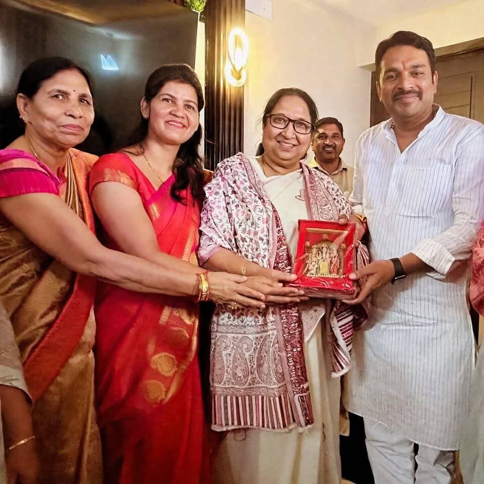 भाजपा नेता अजय कांटीवाल की और से वरिष्ठ भाजपा नेत्री एवं पूर्व सांसद आदरणीय Dr. Sudha Yadav जी को कर्नाटक का राज्यपाल नियुक्त किए जाने पर हार्दिक बधाई एवं अनंत शुभकामनाएँ। 💐
आपका समर्पित सार्वजनिक जीवन, संगठन के प्रति निष्ठा एवं राष्ट्रसेवा का भाव हम सभी के लिए प्रेरणास्रोत है। माँ भारती की सेवा में आपका अनुभव एवं मार्गदर्शन निश्चित रूप से कर्नाटक के विकास और जनकल्याण को नई दिशा प्रदान करेगा।
पुनः हार्दिक बधाई एवं मंगलकामनाएँ! 🇮🇳🙏