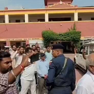 #अंबाला छावनी में बिजली कर्मचारियों ने ऊर्जा मंत्री अनिल विज जिंदाबाद के लगाए नारे....
#AnilVij