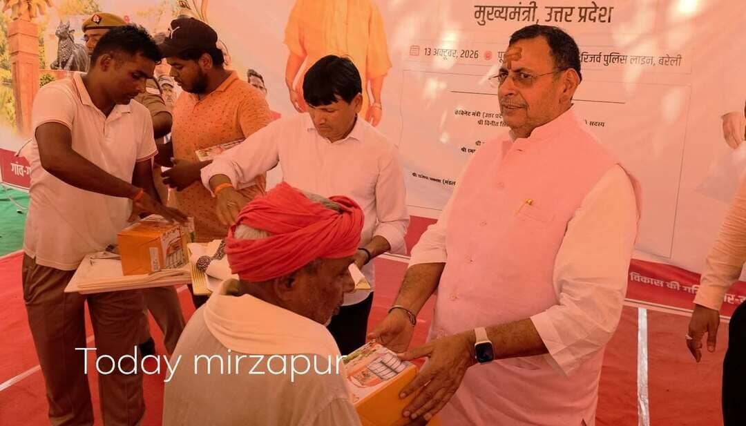 ### ग्राम प्रहरियों का सम्मान, साइकिल और टिफिन बॉक्स वितरित
**मिर्जापुर।** पुलिस लाइन परिसर में आयोजित ग्राम प्रहरियों के सम्मान समारोह में मुख्यमंत्री योगी आदित्यनाथ के कार्यक्रम का सजीव प्रसारण देखा गया। इस दौरान नगर विधायक रत्नाकर मिश्रा, मड़िहान विधायक रमाशंकर सिंह पटेल, एमएलसी श्याम नारायण सिंह, जिलाधिकारी पवन कुमार गंगवार और पुलिस अधीक्षक अपर्णा रजत कौशिक सहित अन्य लोग उपस्थित रहे।
कार्यक्रम में ग्राम प्रहरियों को शॉल पहनाकर सम्मानित किया गया तथा साइकिल और टिफिन बॉक्स वितरित किए गए। प्रदेश के 68 हजार ग्राम प्रहरियों के सम्मान में आयोजित कार्यक्रम के दौरान उनके योगदान की सराहना करते हुए मुख्यमंत्री ने मानदेय में वृद्धि की घोषणा की।
#Mirzapur #TodayMirzapurNews #योगीआदित्यनाथ #ग्रामप्रहरी #मिर्जापुर_पुलिस #उत्तरप्रदेश