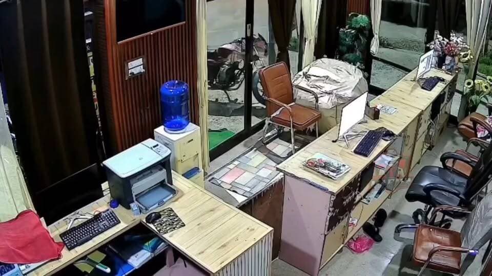 🚨देहरादून: धर्मावाला चौक पर दुकान में घुसा बेकाबू ट्रक, CCTV में कैद हुई घटना
देहरादून के धर्मावाला चौक पर मंगलवार सुबह करीब 5 बजे हरियाणा नंबर का एक बेकाबू ट्रक साइबर कैफे में जा घुसा। हादसे में दुकान का अगला हिस्सा क्षतिग्रस्त हो गया। घटना के समय दुकान के अंदर सो रहे दो युवक बुरी तरह घबरा गये दोनों लोगों ने बाहर भागकर अपनी जान बचाई।
पुलिस चौकी से महज 50 मीटर दूर हुए हादसे की वजह अभी स्पष्ट नहीं है। घटना के बाद चेक पोस्ट और भारी वाहनों की चेकिंग व्यवस्था पर भी सवाल उठ रहे हैं।