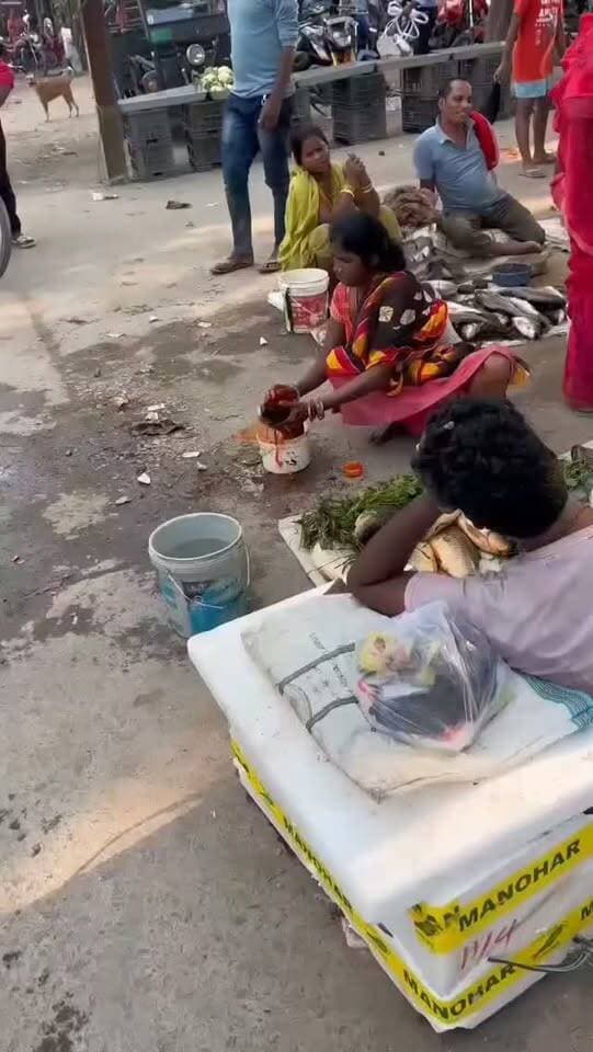 कटिहार मछली पर रंग चढ़ा कर लोकल और ताज़ी दिखाकर ग्राहकों को बेचने का आरोप... वीडियो आया सामने... ग्राहकों में फूड प्वाइजनिंग का डर
विक्रेताओं पर कार्रवाई की मांग.