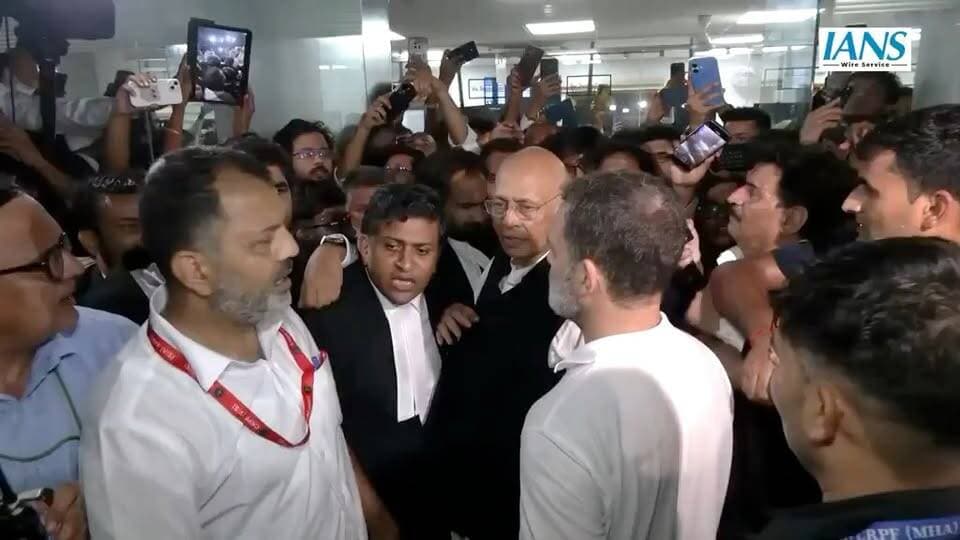 राहुल गांधी पर गर्भवती महिला पत्रकार को धक्का देने का आरोप: अस्पताल में भर्ती, वीडियो वायरल
#RahulGandhi #राहुलगांधी #पत्रकार #महिला_पत्रकार #वायरल_वीडियो #BreakingNews #PoliticalNews #Congress #DelhiNews #JournalistSafety #PratigyaMediaGroup
