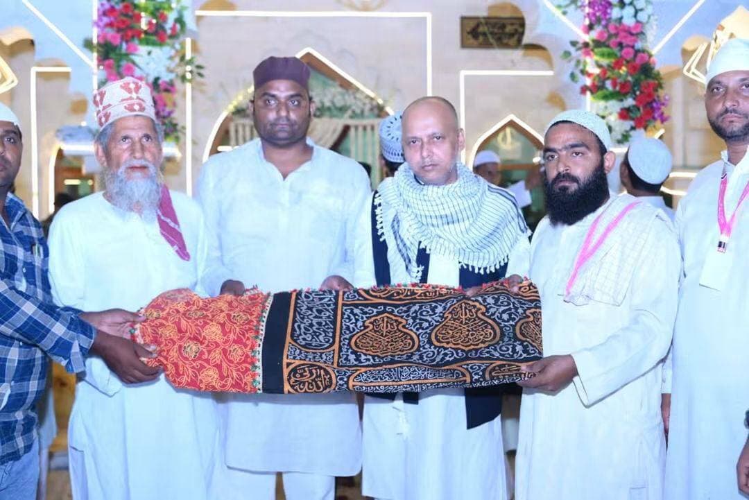 सूफी निजामुद्दीन साहब के उर्स में रोहित पांडेय ने की चादरपोशी, मांगी देश में खुशहाली की दुआ
पूर्व प्रमुख मुमताज अहमद के नेतृत्व में हुआ स्वागत, 14वें उर्स में उमड़े अकीदतमंद
संतकबीरनगर। जिले के अगया में हजरत सूफी निजामुद्दीन साहब का 14वां उर्स अकीदत और उत्साह के साथ मनाया गया। इस अवसर पर समाजवादी पार्टी के नेता एवं पूर्व लोकसभा प्रत्याशी रोहित पांडेय ने मजार पर चादरपोशी कर देश और प्रदेश में अमन-चैन, खुशहाली तथा आपसी भाईचारे की दुआ मांगी।
उर्स में पहुंचने पर रोहित पांडेय का पूर्व प्रमुख मुमताज अहमद के नेतृत्व में स्थानीय कार्यकर्ताओं, गणमान्य नागरिकों और अकीदतमंदों ने स्वागत किया। इस दौरान बड़ी संख्या में लोग मौजूद रहे। रोहित पांडेय ने सभी का आभार व्यक्त किया।
इस मौके पर रोहित पांडेय ने कहा कि सूफी संतों की दरगाहें प्रेम, इंसानियत और भाईचारे का संदेश देती हैं। उर्स जैसे धार्मिक आयोजन समाज के सभी वर्गों को एक साथ जोड़ने का काम करते हैं। ऐसे आयोजनों से आपसी सद्भाव और सामाजिक एकता को मजबूती मिलती है।
उन्होंने कहा कि देश की गंगा-जमुनी तहजीब आपसी प्रेम, सम्मान और मेल-मिलाप की परंपरा पर आधारित है। इसे बनाए रखना हम सभी की जिम्मेदारी है। समाज में शांति और सौहार्द कायम रहने से ही खुशहाली का मार्ग प्रशस्त होता है।
उर्स के दौरान सपा कार्यकर्ताओं, क्षेत्रीय गणमान्य नागरिकों और दूर-दराज से आए अकीदतमंदों की मौजूदगी रही। पूरे आयोजन में धार्मिक आस्था, आपसी भाईचारे और सौहार्द का माहौल देखने को मिला।