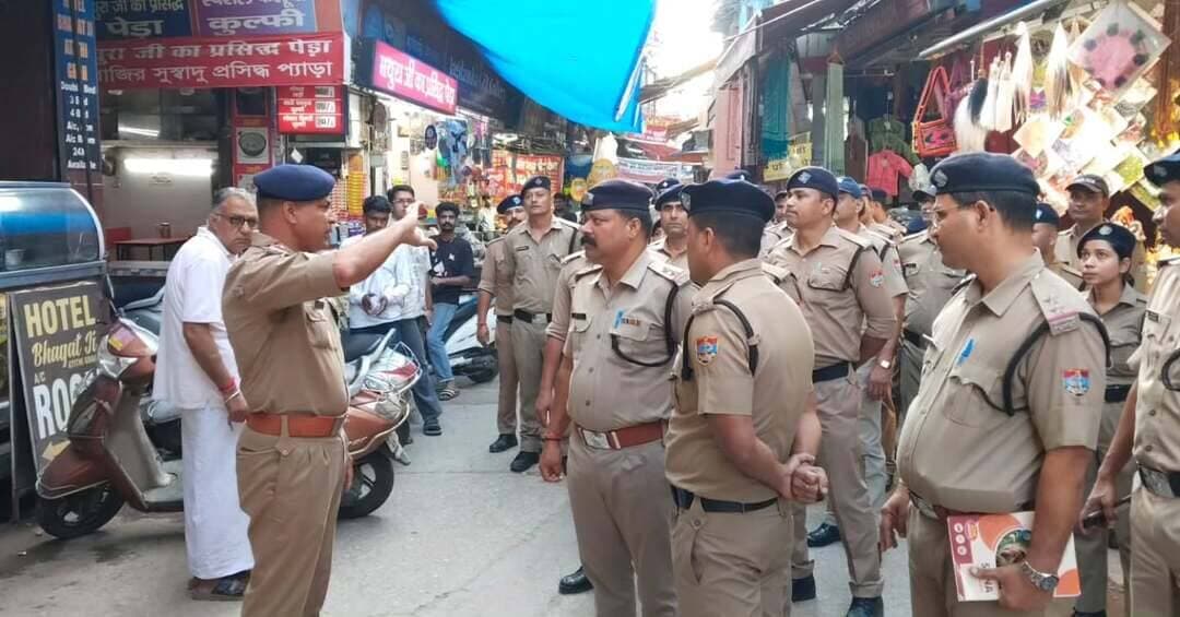 कुंभ मेला 2027 की तैयारियों को लेकर फायर सर्विस पूरी तरह मुस्तैद है! 🚨
आगामी #महाकुंभ 2027 के सफल और सुरक्षित आयोजन के दृष्टिकोण से अग्निशमन कर्मियों का विशेष प्रशिक्षण प्रारंभ कर दिया गया है। इसी कड़ी में सशस्त्र प्रशिक्षण केंद्र, हरिद्वार में इनडोर कक्षाओं के बाद पूरी टीम ने मेला क्षेत्र का विस्तृत भ्रमण किया।
✅ संवेदनशील जोन (सेंसेटिव जोन) और पूरे मेला क्षेत्र की भौगोलिक स्थिति की सटीक जानकारी।
✅ मेला क्षेत्र में होने वाले अस्थाई निर्माणों और पावन 'हर की पैड़ी' (कोर जोन) की अग्निशमन सुरक्षा व्यवस्था पर विशेष फोकस।
✅ कर्मियों की दक्षता और मुस्तैदी सुनिश्चित करने के लिए नियमित शारीरिक व्यायाम।
हरिद्वार महाकुंभ को सुरक्षित और व्यवस्थित बनाने के लिए फायर सर्विस हर चुनौती से निपटने के लिए तैयार है।
#KumbhMela2027 #UttarakhandPolice #FireService #HaridwarKumbh