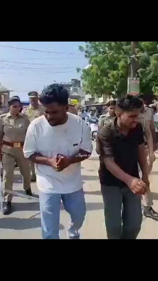 #छात्रा से छेड़खानी करने वाले दो मनचले गिरफ्तार, पुलिस ने निकाला जुलूस, रास्ते भर हाथ जोड़कर युवकों ने मांगी माफी,प्रतापगढ़ में छात्रा से छेड़खानी के मामले में पुलिस ने सुभाष पाल और दक्ष पाल को गिरफ्तार किया है। मामला नगर कोतवाली क्षेत्र के भंगवा चुंगी चौराहे का बताया जा रहा है। आरोप है कि दोनों युवकों ने छात्रा के साथ छेड़खानी की थी। कार्रवाई के बाद पुलिस ने दोनों आरोपियों का जुलूस निकाला। इस दौरान दोनों युवक रास्ते भर हाथ जोड़कर माफी मांगते नजर आए। पुलिस की इस कार्रवाई की चर्चा क्षेत्र में हो रही है।
#Pratapgarh #UPPolice #CrimeNews #PoliceAction #UttarPradesh