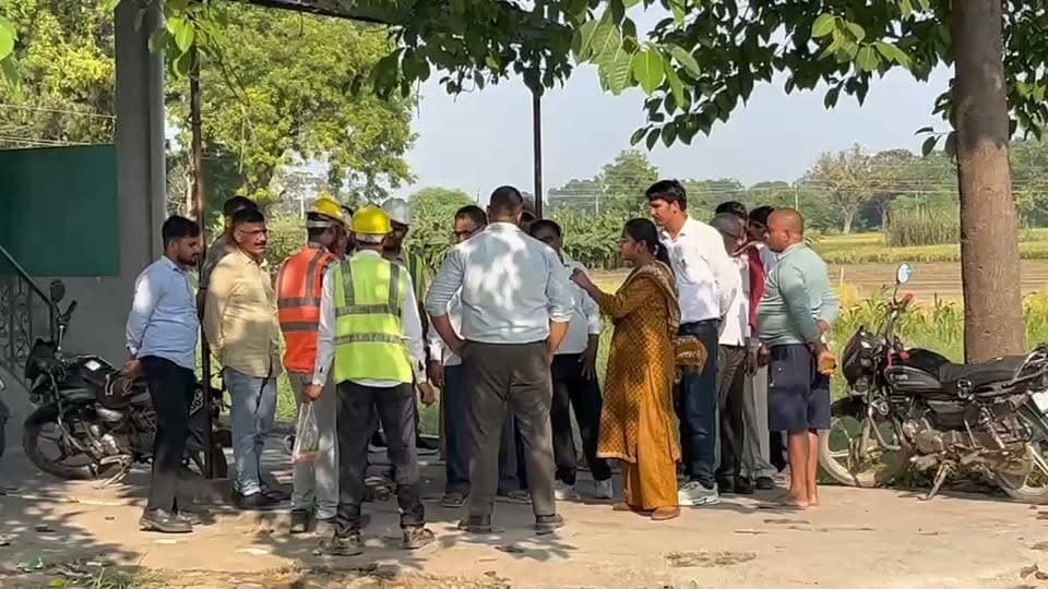 आबांपुर में जमीन कब्जे के प्रयास से तनाव, राजस्व टीम मौके पर पहुंची
टीन शेड डालकर कब्जे की कोशिश का आरोप, पीड़ित ने प्रशासन से लगाई गुहार
हालिया गोलीबारी की घटना के बाद प्रशासन सतर्क, जांच के बाद होगी आगे की कार्रवाई
फतेहपुर। जनपद फतेहपुर के थरियांव थाना क्षेत्र के आबांपुर कस्बे में जमीन पर कथित अवैध कब्जे के प्रयास को लेकर तनाव की स्थिति उत्पन्न हो गई। आरोप है कि कुछ लोगों ने विवादित भूमि पर टीन शेड डालकर कब्जा करने की कोशिश की, जिसके बाद पीड़ित पक्ष ने प्रशासन से तत्काल हस्तक्षेप की मांग की।
मिली जानकारी के अनुसार, पीड़ित ने राजस्व विभाग एवं स्थानीय प्रशासन को शिकायत देकर कब्जा हटवाने और निष्पक्ष कार्रवाई की गुहार लगाई। सूचना मिलते ही राजस्व विभाग की टीम मौके पर पहुंची और भूमि से संबंधित अभिलेखों तथा मौके की स्थिति का निरीक्षण शुरू किया। पुलिस भी हालात पर नजर बनाए हुए है ताकि किसी प्रकार की अप्रिय घटना न हो।
स्थानीय लोगों के अनुसार, क्षेत्र में कुछ समय पहले भूमि विवाद से जुड़े एक अन्य मामले में गोलीबारी की घटना भी सामने आई थी। ऐसे में प्रशासन इस प्रकरण को गंभीरता से लेते हुए सतर्कता बरत रहा है। फिलहाल मौके पर स्थिति नियंत्रण में बताई जा रही है, जबकि जांच जारी है।
राजस्व अधिकारियों का कहना है कि सभी पक्षों के दस्तावेजों और उपलब्ध साक्ष्यों की जांच की जा रही है। जांच पूरी होने के बाद नियमानुसार आगे की कार्रवाई की जाएगी। अभी तक किसी पक्ष के दावों की आधिकारिक पुष्टि नहीं की गई है।
भूमि विवाद अक्सर कानून-व्यवस्था की चुनौती बन जाते हैं। ऐसे मामलों में प्रशासन का उद्देश्य विवाद का शांतिपूर्ण एवं कानूनी समाधान सुनिश्चित करना है, ताकि किसी भी प्रकार की हिंसक स्थिति उत्पन्न न हो।
एनडी न्यूज़ की अपील:
भूमि विवाद से जुड़े मामलों में कानून को अपने हाथ में न लें। यदि किसी प्रकार का कब्जा, अतिक्रमण या विवाद हो तो तत्काल राजस्व विभाग एवं स्थानीय पुलिस को सूचना दें। सभी पक्ष न्यायिक एवं प्रशासनिक प्रक्रिया का सम्मान करें। प्रशासन से अपेक्षा है कि मामले की निष्पक्ष, पारदर्शी और समयबद्ध जांच कर दोषियों के विरुद्ध आवश्यक कानूनी कार्रवाई सुनिश्चित करे।
👇👇👇
#NDNews #दैनिक_निष्पक्ष_धारा #Fatehpur #Thariyaw #Abaanpur #LandDispute #RevenueDepartment #FatehpurPolice #UPPolice #LawAndOrder #BreakingNews
👇👇
@dgpup
@RSSorg
@UPGovt
@wpl1090
@RSSgeet
@Uppolice
@MIB_India
@PMOIndia
@HMOIndia
@abmanglik
@VHPDigital
@igrangealld
@myogioffice
@InfoDeptUP
@dmfatehpur
@sdmsadarftp
@CMOfficeUP
@CMOUP_RC
@UPPRD1948
@ChiefSecyUP
@ChiefSecyUP
@MahantYogiG
@FatehpurSdm
@fatehpurpolice
@BajrangDalOrg
@rashtrapatibhvn
@UPMahilaKalyan
@112UttarPradesh
@myogiadityanath
@CommissionerPrg
@ADGZonPrayagraj
👇👇
🟥 ND NEWS | दैनिक निष्पक्ष धारा
मुख्य संपादक / संस्थापक: राजन सिंह हाड़ा
सह-संपादक: शालिनी सिंह भदौरिया
✒️ रिपोर्ट: फतेहपुर जिला ब्यूरो
📍 कार्यालय-3: U158, हीरा स्वीट्स के पास, विकास मार्ग, लक्ष्मी नगर, पूर्वी दिल्ली, पिन कोड – 110092 (NCR)
📍 कार्यालय-2: विधानसभा रोड, बर्लिंगटन चौराहा, लखनऊ – 226001 (UP)
📍 कार्यालय-1: 1/1 अटल बिहारी चौराहा, नियर बर्मा चौराहा, फतेहपुर – 212601 (UP)
📅 दिनांक: 13 अक्टूबर 2026
📆 दिन: मंगलवार
📧 Email: ndnewschannel@gmail.com
📞 मोबाइल: 096961 19696