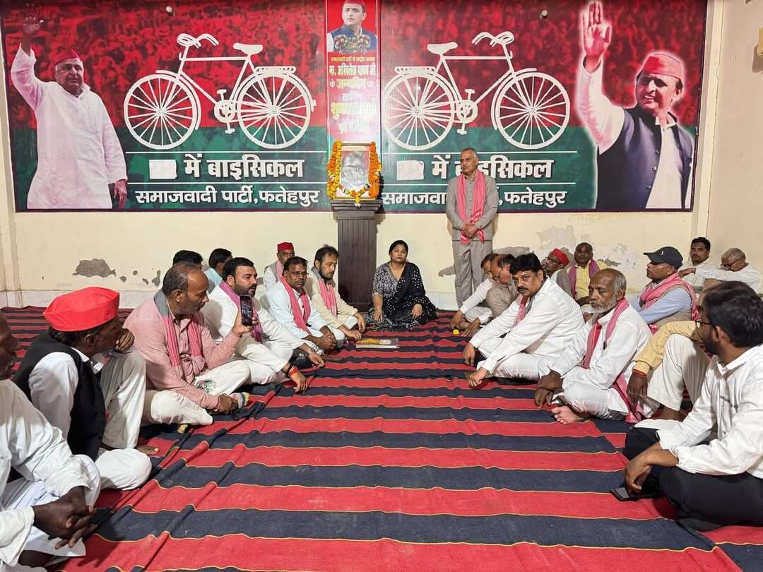 डॉ. राम मनोहर लोहिया की पुण्यतिथि पर सपाइयों ने किया नमन
समाजवादी पार्टी कार्यालय में श्रद्धांजलि सभा व विचार गोष्ठी का आयोजन
गरीब, किसान, पिछड़ों और महिलाओं के अधिकारों की लड़ाई को बताया लोहिया की सबसे बड़ी विरासत
फतेहपुर। समाजवादी पार्टी के प्रदेश नेतृत्व के निर्देश पर मंगलवार को फतेहपुर स्थित समाजवादी पार्टी कार्यालय में प्रख्यात समाजवादी चिंतक, स्वतंत्रता सेनानी एवं सामाजिक न्याय के प्रबल समर्थक डॉ. राम मनोहर लोहिया की पुण्यतिथि श्रद्धापूर्वक मनाई गई। इस अवसर पर पार्टी नेताओं एवं कार्यकर्ताओं ने उनके चित्र पर पुष्प अर्पित कर श्रद्धांजलि दी तथा उनके विचारों और सामाजिक योगदान को याद किया।
श्रद्धांजलि कार्यक्रम के उपरांत आयोजित विचार गोष्ठी की अध्यक्षता समाजवादी पार्टी के जिलाध्यक्ष सुरेंद्र प्रताप सिंह यादव ने की, जबकि संचालन जिला महासचिव चौधरी मंजर यार ने किया। वक्ताओं ने कहा कि डॉ. लोहिया का संपूर्ण जीवन सामाजिक समानता, लोकतांत्रिक मूल्यों और वंचित वर्गों के अधिकारों की रक्षा के लिए समर्पित रहा।
जिलाध्यक्ष सुरेंद्र प्रताप सिंह यादव ने अपने संबोधन में कहा कि डॉ. राम मनोहर लोहिया केवल एक स्वतंत्रता सेनानी ही नहीं, बल्कि किसानों, मजदूरों, पिछड़ों, दलितों, महिलाओं और समाज के कमजोर वर्गों के अधिकारों के सशक्त प्रहरी थे। उन्होंने स्वतंत्रता आंदोलन के दौरान भूमिगत रहकर संघर्ष किया और कई बार जेल भी गए। उनके विचार आज भी समाजवादी राजनीति की आधारशिला हैं और नई पीढ़ी के लिए प्रेरणास्रोत बने हुए हैं।
कार्यक्रम में उपस्थित नेताओं ने सामाजिक न्याय, समान अवसर, लोकतांत्रिक मूल्यों और जनहित के मुद्दों पर डॉ. लोहिया के योगदान को याद करते हुए उनके आदर्शों पर चलने का संकल्प लिया। वक्ताओं ने कहा कि समाज में समानता, शिक्षा और सामाजिक समरसता स्थापित करने के लिए उनके विचार आज भी प्रासंगिक हैं।
इस अवसर पर राम शरण यादव, वीरेंद्र यादव, दलजीत निषाद, विपिन यादव, बीना पटेल, एडवोकेट जगदीश सिंह, अरुणेश पांडे, रामकिशोर प्रजापति, मनोज यादव, हीरा लाल साहू, गार्गीदीन बाजपेई, चंद्रशेखर बेदी, मुबीन सिद्दीकी, डॉ. राम नरेश पटेल सहित बड़ी संख्या में समाजवादी पार्टी के पदाधिकारी एवं कार्यकर्ता उपस्थित रहे।
एनडी न्यूज़ की अपील:
महापुरुषों की जयंती और पुण्यतिथि केवल औपचारिक आयोजन नहीं, बल्कि उनके विचारों को समाज में उतारने का अवसर होती है। लोकतांत्रिक मूल्यों, सामाजिक सद्भाव, समानता और संवैधानिक आदर्शों को मजबूत करना प्रत्येक नागरिक की जिम्मेदारी है। सभी राजनीतिक एवं सामाजिक संगठनों से अपेक्षा है कि वे जनहित और समाज निर्माण को सर्वोच्च प्राथमिकता दें।
👇👇👇
#NDNews #दैनिक_निष्पक्ष_धारा #Fatehpur #SamajwadiParty #DrRamManoharLohia #Lohia #Samajwad #SocialJustice #UttarPradesh #FatehpurNews
👇👇👇
🟥 ND NEWS | दैनिक निष्पक्ष धारा
मुख्य संपादक / संस्थापक: राजन सिंह हाड़ा
सह-संपादक: शालिनी सिंह भदौरिया
✒️ रिपोर्ट: फतेहपुर जिला ब्यूरो
📍 कार्यालय-3: U158, हीरा स्वीट्स के पास, विकास मार्ग, लक्ष्मी नगर, पूर्वी दिल्ली – 110092 (NCR)
📍 कार्यालय-2: विधानसभा रोड, बर्लिंगटन चौराहा, लखनऊ – 226001 (UP)
📍 कार्यालय-1: 1/1 अटल बिहारी चौराहा, नियर बर्मा चौराहा, फतेहपुर – 212601 (UP)
📅 दिनांक: 13 अक्टूबर 2026
📆 दिन: मंगलवार
📧 Email: ndnewschannel@gmail.com
📞 मोबाइल: 096961 19696