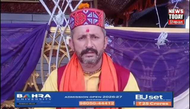 नवरात्र पर मां भंगायणी के दरबार में उमड़ी श्रद्धालुओं की भीड़
सिरमौर के हरिपुरधार स्थित प्रसिद्ध शक्तिपीठ मां भंगायणी मंदिर में नवरात्र के दूसरे दिन श्रद्धालुओं का सैलाब उमड़ पड़ा। हिमाचल सहित पंजाब, हरियाणा और दिल्ली से भक्त माता के दर्शन के लिए पहुंच रहे हैं। मंदिर परिसर मां के जयकारों से गूंज रहा है। वहीं, मंदिर के पुजारी ने श्रद्धालुओं से स्वच्छता बनाए रखने की अपील की है।
नवरात्र के चलते मां भंगायणी मंदिर में सुबह से ही श्रद्धालुओं के पहुंचने का सिलसिला जारी है। भक्त माता के दर्शन कर परिवार की सुख-समृद्धि और खुशहाली की कामना कर रहे हैं।
पुजारी हरिंदर शर्मा ने श्रद्धालुओं से मंदिर परिसर की पवित्रता बनाए रखने और कूड़ा-कचरा इधर-उधर न फेंकने की अपील की।
श्रद्धालुओं में मां के दर्शन को लेकर खासा उत्साह देखने को मिल रहा है। भक्तों का कहना है कि माता के दरबार में पहुंचकर मन को शांति मिलती है और वे मां से परिवार की सुख-समृद्धि का आशीर्वाद मांगते हैं।
न्यूज टुडे हिमाचल के लिए राजगढ़ से रवि दत्त भारद्वाज की रिपोर्ट।