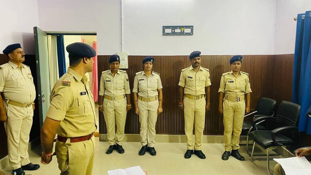 लाइन डे पर एसपी ने सुनीं पुलिसकर्मियों की समस्याएं, समयबद्ध निष्पादन का निर्देश
जहानाबाद : पुलिस अधीक्षक कोटा किरण कुमार ने मंगलवार को पुलिस केंद्र में 'लाइन डे' के अवसर पर अनुरोध कक्ष का संचालन किया। इस दौरान उन्होंने पुलिस पदाधिकारियों एवं कर्मियों की समस्याएं सुनीं और उनके त्वरित समाधान के लिए संबंधित पदाधिकारियों को आवश्यक निर्देश दिए।
इसके बाद एसपी ने पुलिस केंद्र की विभिन्न शाखाओं का निरीक्षण कर वहां संचालित कार्यों की समीक्षा की। उन्होंने संबंधित कर्मियों को सभी कार्यों का समयबद्ध निष्पादन सुनिश्चित करने, अनुशासन बनाए रखने और कार्यप्रणाली में पारदर्शिता बरतने का निर्देश दिया