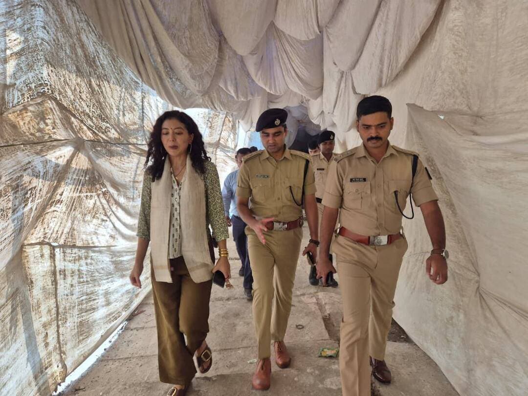 दुर्गा पूजा को लेकर डीएम और एसपी ने किया पूजा पंडालों का निरीक्षण
जहानाबाद : आगामी दुर्गा पूजा को शांतिपूर्ण एवं सौहार्दपूर्ण वातावरण में संपन्न कराने को लेकर मंगलवार को जिला पदाधिकारी छिरिङ वाई भूटिया और पुलिस अधीक्षक कोटा किरण कुमार ने जिले के विभिन्न पूजा पंडालों एवं प्रमुख आवागमन मार्गों का संयुक्त निरीक्षण किया।
निरीक्षण के दौरान अधिकारियों ने सुरक्षा व्यवस्था, विधि-व्यवस्था, भीड़ नियंत्रण, यातायात प्रबंधन और श्रद्धालुओं की सुविधाओं का जायजा लिया। संबंधित पुलिस एवं प्रशासनिक पदाधिकारियों को सभी तैयारियां समय पर पूरी करने और पर्व के दौरान विशेष सतर्कता बरतने का निर्देश दिया गया।
जिला प्रशासन और जहानाबाद पुलिस ने आम लोगों से दुर्गा पूजा का पर्व शांतिपूर्ण एवं सौहार्दपूर्ण वातावरण में मनाने की अपील की है।