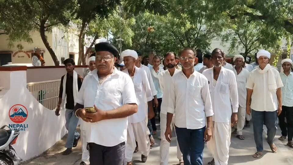 दहेज प्रताड़ना के बाद विवाहिता की मौ#त, परिजनों ने एसपी से मिलकर गि#रफ्तारी की मांग की : जालोर। भाद्राजून निवासी नेतल कुमारी की 24 सितंबर को उपचार के दौरान मौ#त हो गई थी। मृतका के पिता ने पति सहित पांच ससुरालजनों पर दहेज प्रताड़ना का आरोप लगाया है। मामले में एफआईआर दर्ज होने के बावजूद आरोपियों की गि#रफ्तारी की मांग को लेकर परिजन एसपी से मिले। परिजनों ने पुलिस अधीक्षक से मुलाकात कर आरोपियों के खिलाफ कार्रवाई करने की मांग की। वहीं परिजनों ने मामले में निष्पक्ष जांच कर आरोपियों को जल्द गि#रफ्तार करने की मांग उठाई।