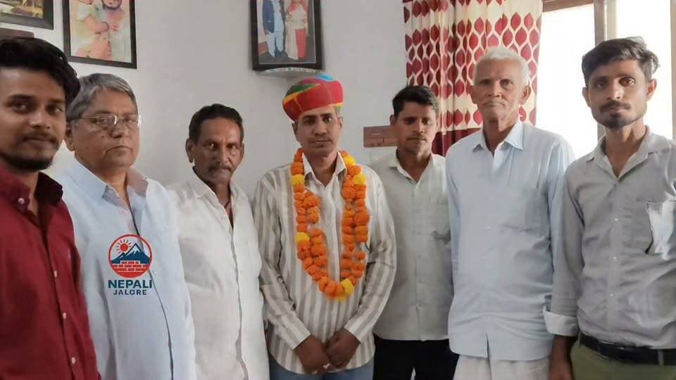 सायला पालिकाध्यक्ष मोहनलाल मेघवाल का किया स्वागत :
जालोर। सायला नगर पालिका अध्यक्ष मोहनलाल मेघवाल ने आज एक निवास पर शिष्टाचार भेंट की। इस दौरान उनका साफा और माला पहनाकर स्वागत किया गया। स्वागत कार्यक्रम में भाजपा नेता मोहन चिवड़ा सहित कई कार्यकर्ता मौजूद रहे। इस दौरान कुईयाराम, शिवकुमार, वेलाराम, अर्जुन, भंवरलाल, नरपत कुमार और बाबूलाल उपस्थित रहे। कार्यक्रम में अतिथियों का पारंपरिक तरीके से स्वागत कर आपसी मेल-मिलाप किया गया।