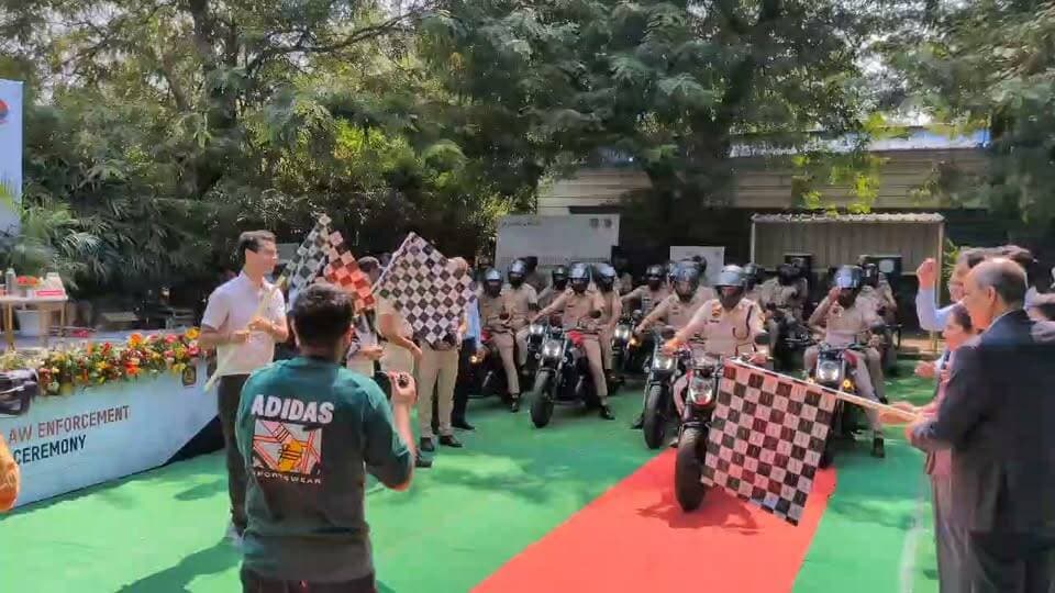 रेवाड़ी पुलिस की ताकत अब और बढ़ गई है!
जिले में अपराध पर लगाम लगाने, आमजन की सुरक्षा सुनिश्चित करने और पुलिस की त्वरित प्रतिक्रिया व्यवस्था को मजबूत बनाने के लिए एक बड़ा कदम उठाया गया है।
हीरो मोटोकॉर्प ने रेवाड़ी पुलिस को 30 नई अत्याधुनिक बाइकें भेंट की हैं।
कंपनी ने अपनी कॉर्पोरेट सामाजिक जिम्मेदारी यानी सीएसआर पहल 'सुरक्षा साथी' के तहत पुलिस विभाग को ये बाइकें उपलब्ध कराई हैं।
धारूहेड़ा स्थित हीरो मोटोकॉर्प के प्लांट परिसर में आयोजित कार्यक्रम में रेवाड़ी के पुलिस अधीक्षक हेमेंद्र कुमार मीणा, आईपीएस, मुख्य अतिथि के रूप में शामिल हुए। एसपी ने हरी झंडी दिखाकर इन बाइकों को पुलिस बेड़े के लिए रवाना किया।
इन नई बाइकों से पुलिस की गश्त को मजबूती मिलने के साथ-साथ अपराध की सूचना मिलने पर मौके पर पहुंचने में भी मदद मिलेगी।
तो आइए, जानते हैं इस पूरी खबर में क्या कुछ रहा खास।
🎥 वीओ-1: पुलिस बेड़े में शामिल हुईं 30 बाइकें
रेवाड़ी पुलिस के बेड़े में शामिल हुईं 30 नई अत्याधुनिक बाइकें अब जिले की सुरक्षा व्यवस्था को और मजबूत बनाने में अहम भूमिका निभाएंगी।
दरअसल, देश की अग्रणी दोपहिया वाहन निर्माता कंपनी हीरो मोटोकॉर्प लिमिटेड ने अपनी 'सुरक्षा साथी' पहल के तहत रेवाड़ी पुलिस को ये बाइकें उपलब्ध कराई हैं।
धारूहेड़ा स्थित कंपनी के प्लांट परिसर में आयोजित कार्यक्रम के दौरान पुलिस अधीक्षक हेमेंद्र कुमार मीणा और कंपनी के वरिष्ठ अधिकारियों ने संयुक्त रूप से बाइकों को हरी झंडी दिखाकर रवाना किया।
इस मौके पर डीएसपी मुख्यालय संजीव बल्हारा सहित हीरो मोटोकॉर्प के कई वरिष्ठ अधिकारी भी मौजूद रहे।
🎥 वीओ-2: त्वरित पुलिस प्रतिक्रिया और गश्त को मिलेगी मजबूती
इन नई बाइकों के पुलिस बेड़े में शामिल होने से जिले के विभिन्न थाना क्षेत्रों में गश्त व्यवस्था को और प्रभावी बनाने में मदद मिलेगी।
खासकर संकरी गलियों, भीड़भाड़ वाले इलाकों और दूर-दराज के क्षेत्रों में पुलिस की पहुंच पहले से अधिक आसान हो सकेगी।
किसी आपात स्थिति में पुलिस की प्रतिक्रिया का समय कम करने और आम नागरिकों तक पुलिस सहायता शीघ्र पहुंचाने में भी ये बाइकें उपयोगी साबित होंगी।
पुलिस का मानना है कि बेहतर संसाधनों से लैस पुलिस व्यवस्था अपराध नियंत्रण के साथ-साथ आमजन में सुरक्षा की भावना को भी मजबूत करती है।
🎥 वीओ-3: एसपी हेमेंद्र कुमार मीणा ने जताया आभार
कार्यक्रम को संबोधित करते हुए रेवाड़ी के पुलिस अधीक्षक हेमेंद्र कुमार मीणा, आईपीएस ने हीरो मोटोकॉर्प के प्रबंधन और सीएसआर टीम का आभार व्यक्त किया।
एसपी ने कहा कि हीरो मोटोकॉर्प औद्योगिक क्षेत्र में अपनी भूमिका निभाने के साथ-साथ सामाजिक उत्तरदायित्व के कार्यों में भी महत्वपूर्ण योगदान दे रही है।
उन्होंने कहा कि जिले में शांति और सुरक्षा व्यवस्था बनाए रखने के लिए कंपनी हमेशा पुलिस प्रशासन के सहयोग में आगे रही है।
एसपी ने हरियाणा के मुख्यमंत्री नायब सिंह सैनी की उपस्थिति में आयोजित नशामुक्ति रेवाड़ी हाफ मैराथन में कंपनी की ओर से मिले सहयोग का भी उल्लेख किया।
उन्होंने विश्वास जताया कि इन अत्याधुनिक बाइकों से पुलिस की प्रतिक्रिया क्षमता में सुधार होगा और नागरिकों को बेहतर पुलिस सेवाएं मिल सकेंगी।
🎥 वीओ-4: हीरो मोटोकॉर्प के वरिष्ठ अधिकारी रहे मौजूद
इस कार्यक्रम में हीरो मोटोकॉर्प की ओर से कॉर्पोरेट कम्युनिकेशंस एवं सीएसआर प्रमुख लतिका तनेजा, प्लांट हेड यशपाल सरदाना, प्लांट एचआर हेड एवं लीड ईआर धर्म रक्षित, डीजीएम एचआर अमित मलिक, सीएसआर प्रमुख स्मिता शर्मा, सुरक्षा प्रमुख सोनिका छाबड़ा और सीएसआर सेक्शन हेड अक्षय सहित अन्य अधिकारी उपस्थित रहे।
कंपनी के अधिकारियों ने सामाजिक हित, सड़क सुरक्षा और पुलिस प्रशासन के सहयोग के लिए भविष्य में भी अपनी प्रतिबद्धता जारी रखने की बात कही।
🔴 एंकर आउट्रो
कुल मिलाकर, रेवाड़ी पुलिस को मिलीं ये 30 नई अत्याधुनिक बाइकें जिले की सुरक्षा व्यवस्था को मजबूत करने की दिशा में एक महत्वपूर्ण कदम हैं।
अब देखना होगा कि इन नए संसाधनों के साथ पुलिस की गश्त व्यवस्था कितनी प्रभावी होती है और आमजन को इसका कितना लाभ मिलता है।
#rewaripolice #haryanapolice #haryananews #foryou #facebookreel