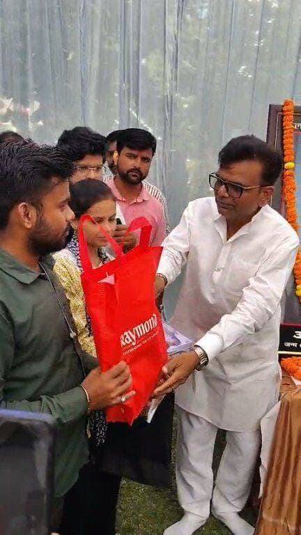 शाहजहांपुर में 25 अक्टूबर को होगा 101 कन्याओं का सामूहिक विवाह, सर्वधर्म समभाव की दिखेगी अनूठी मिसाल
शाहजहांपुर। सामाजिक समरसता, भाईचारे और सर्वधर्म समभाव का संदेश देने के लिए शाहजहांपुर में 25 अक्टूबर 2026 को 101 कन्याओं के भव्य सामूहिक विवाह समारोह का आयोजन किया जाएगा। खिरनीबाग में होने वाले इस कार्यक्रम की खास बात यह है कि इसमें सभी धर्मों और जातियों की कन्याओं का विवाह बिना किसी भेदभाव के संपन्न कराया जाएगा।
समाजसेवी विनय अग्रवाल की अनूठी पहल
इस भव्य आयोजन की पहल समाजसेवी विनय अग्रवाल (परी नमकीन वाले) की ओर से की जा रही है। इसका उद्देश्य आर्थिक रूप से कमजोर परिवारों की बेटियों का विवाह सम्मानपूर्वक संपन्न कराना और समाज में आपसी प्रेम, एकता व भाईचारे को बढ़ावा देना है।
नवविवाहित जोड़ों को दिए जाएंगे उपहार
सामूहिक विवाह समारोह में विवाह बंधन में बंधने वाले सभी 101 जोड़ों को गृहस्थी का आवश्यक सामान और उपहार भेंट किए जाएंगे। आयोजन का उद्देश्य नवदंपतियों को नए जीवन की शुरुआत में सहयोग देना और उनके परिवारों को आर्थिक संबल प्रदान करना है।
#भव्य आयोजन की तैयारियां शुरू
कार्यक्रम को यादगार बनाने के लिए खिरनीबाग में तैयारियां शुरू कर दी गई हैं। समारोह में भव्य पंडाल, खानपान, सुरक्षा और अतिथियों के स्वागत की व्यवस्थाएं की जाएंगी। आयोजन में शहर के गणमान्य नागरिकों, सामाजिक कार्यकर्ताओं और जनप्रतिनिधियों के शामिल होने की उम्मीद है, जो नवविवाहित जोड़ों को आशीर्वाद देंगे।
101 कन्याओं का यह सामूहिक विवाह समारोह सामाजिक सहयोग, समानता और आपसी सद्भाव का संदेश देगा। यह पहल समाज में जाति और धर्म से ऊपर उठकर मानवता एवं भाईचारे की भावना को मजबूत करने की दिशा में एक सराहनीय प्रयास है।
#Shahjahanpur #शाहजहांपुर #सामूहिकविवाह #विनयअग्रवाल #सामाजिकसमरसता #सर्वधर्मसमभाव #बेटियोंकासम्मान #UttarPradesh #SocialHarmony