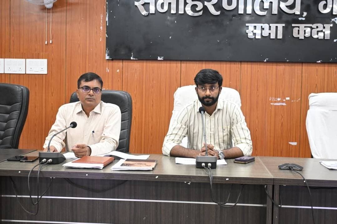 📚 शिक्षा विभाग की समीक्षा में समयबद्ध कार्यों के निष्पादन का निर्देश
उप विकास आयुक्त श्री गौरव कुमार की उपस्थिति में शिक्षा विभाग के कार्यों की समीक्षा की गई। बैठक में कक्षा 9वीं से 12वीं तक के सभी विद्यार्थियों का छात्रवृत्ति हेतु OTR पंजीकरण तीन दिनों के भीतर शत-प्रतिशत पूरा कराने का निर्देश दिया गया।
ई-शिक्षाकोष पोर्टल पर पोशाक, छात्रवृत्ति, साइकिल एवं प्रोत्साहन राशि से संबंधित सत्यापन व प्रविष्टि 16 अक्टूबर तक पूरी करने तथा भूमिहीन एवं भवनहीन विद्यालयों के लिए एक सप्ताह में भूमि उपलब्ध कराने को कहा गया।
विद्यालयों में बुनियादी सुविधाओं के भौतिक सत्यापन और सैनिक स्कूल, कुचायकोट में निर्माण कार्यों की गुणवत्ता सुनिश्चित करने के भी निर्देश दिए गए।
#Gopalganj #EducationDepartment #StudentScholarship #SamratChoudhary #InformationAndPublicRelationsDepartment