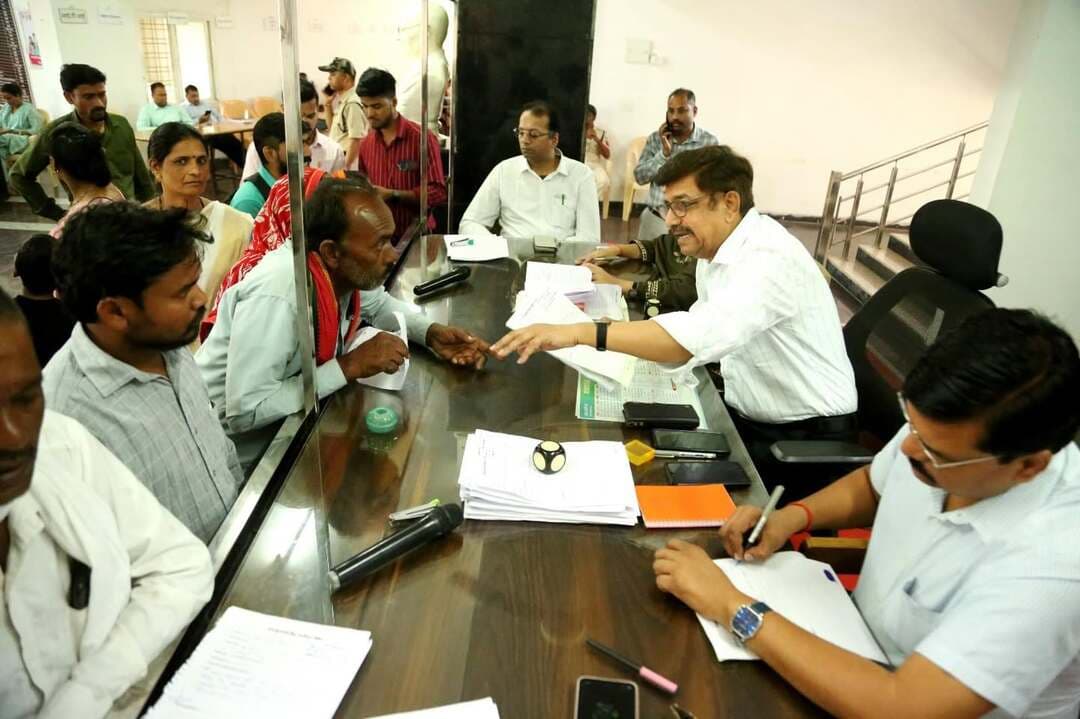 ➡️ जनसुनवाई में हुई 226 आवेदनों पर कार्यवाही
कलेक्टर कार्यालय में आयोजित जनसुनवाई में आज 226 आम लोगों की समस्याओं को सुना गया और अधिकारियों को तत्परता से आमजन की समस्याओं के निराकरण के निर्देश दिए गए। इस अवसर पर अपर कलेक्टर श्री अविनाश रावत, डिप्टी कलेक्टर सुश्री मोना दांगी, सिटी मजिस्ट्रेट सहित अन्य विभागीय अधिकारी मौजूद थे।
राज्य शासन के निर्देश पर आमजन की समस्याओं के त्वरित निराकरण के लिए प्रत्येक सप्ताह मंगलवार को जनसुनवाई आयोजित की जाती है। इसी कड़ी में आज कलेक्ट्रेट में जनसुनवाई हुई। जिले के 226 आवेदकों के प्रकरणों में सुनवाई कर आवश्यक कार्रवाई सुनिश्चित की गई। जनसुनवाई में लोगों की समस्याओं को सुना और उनका निराकरण किया गया।
#jansamparkMP #sagar